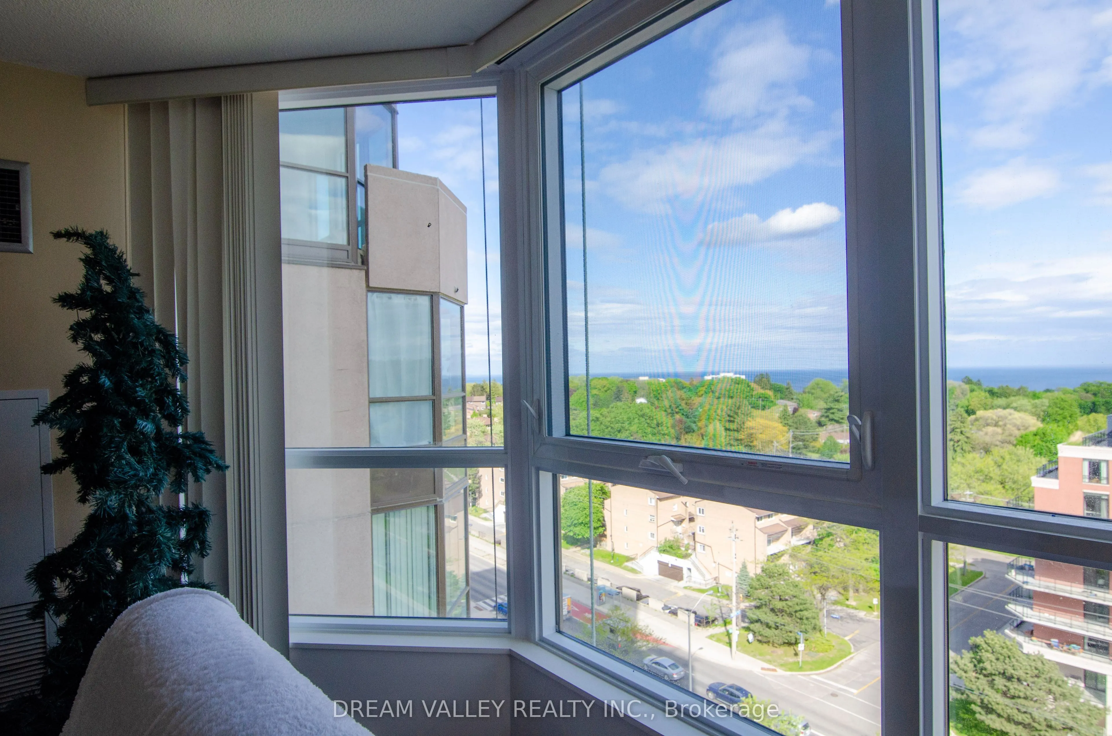 3233 Eglinton Avenue E, #1107