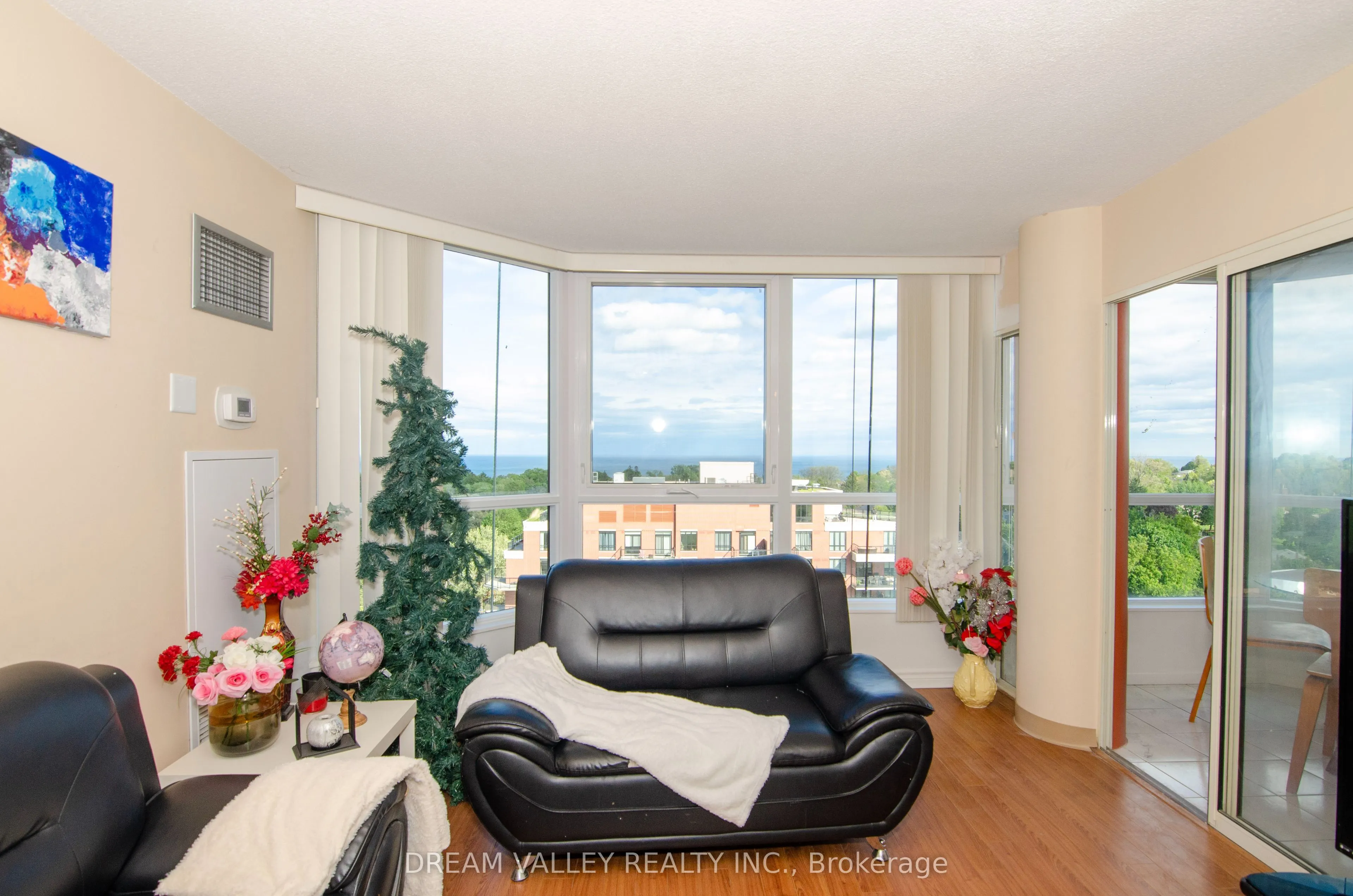 3233 Eglinton Avenue E, #1107