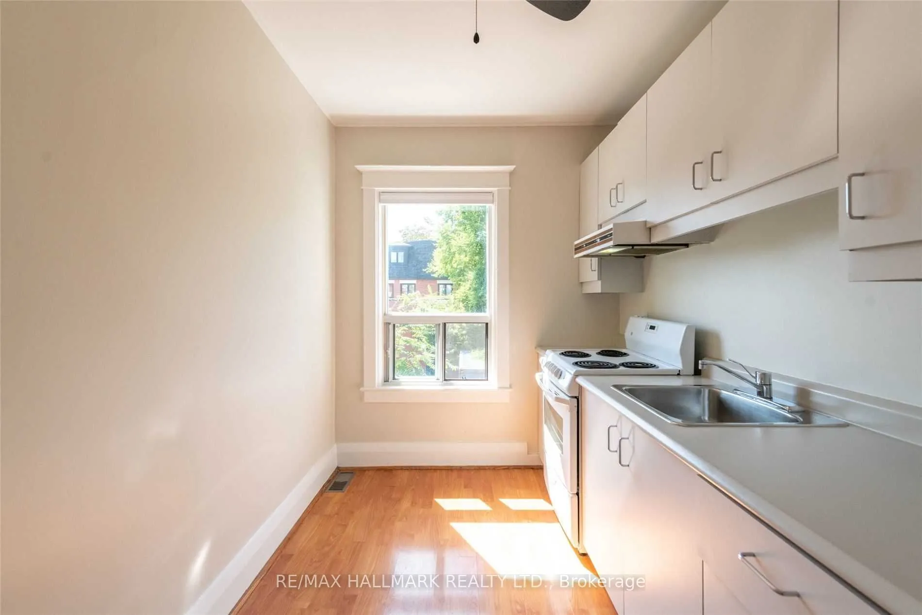852 Carlaw Avenue