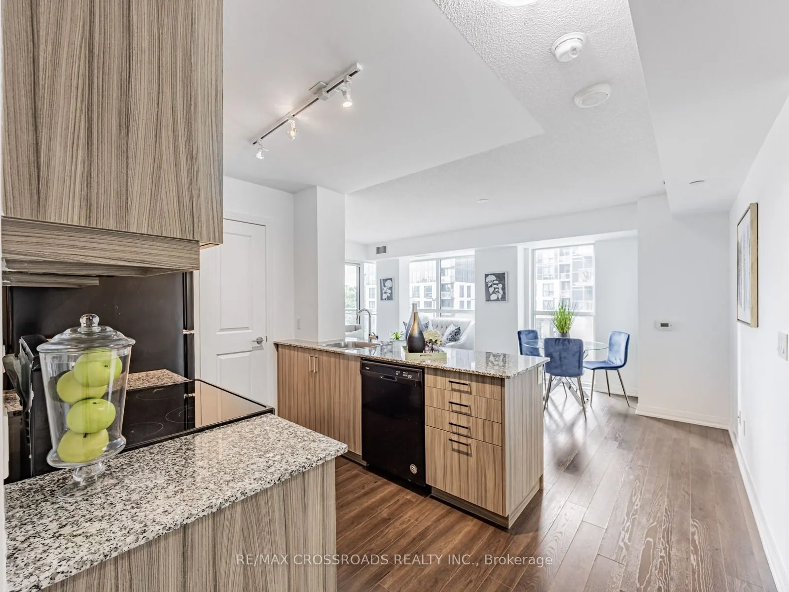30 Meadowglen Place, #220
