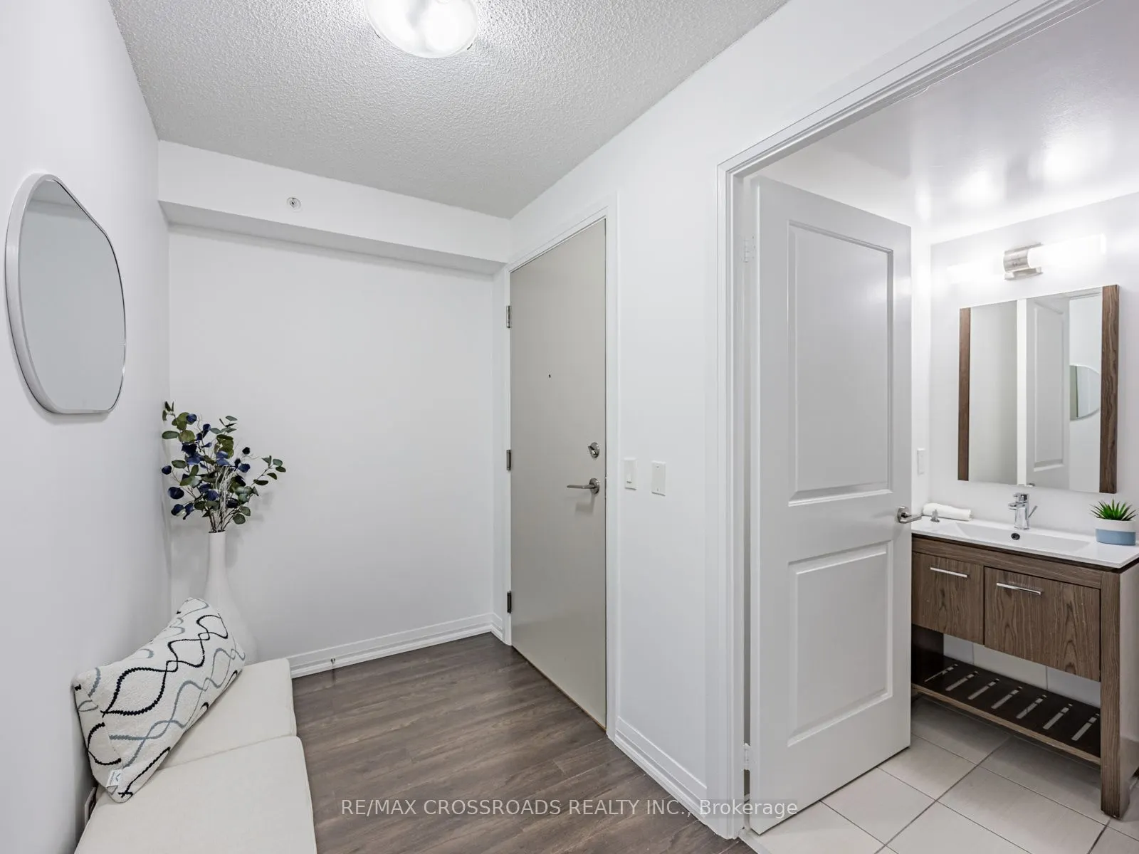 30 Meadowglen Place, #220