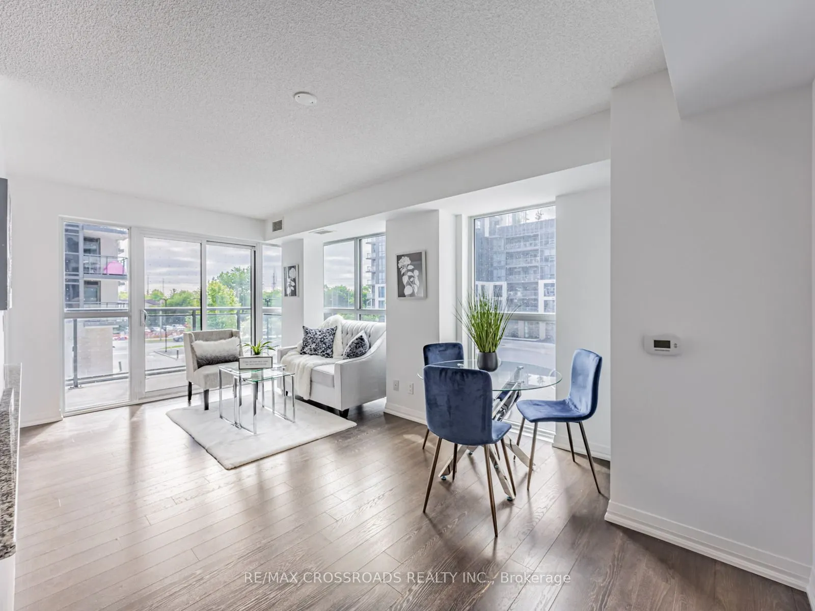 30 Meadowglen Place, #220