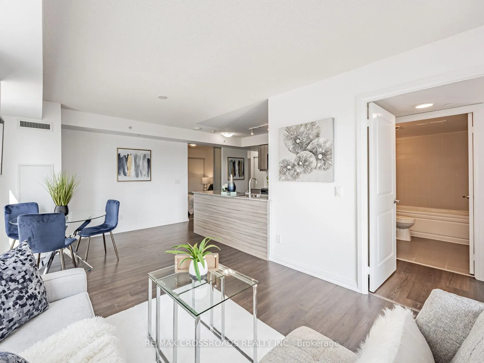 30 Meadowglen Place, #220