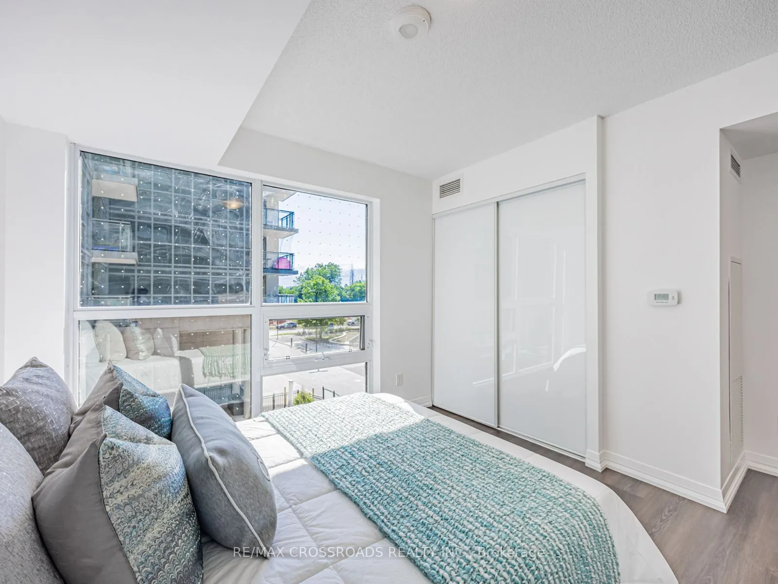 30 Meadowglen Place, #220
