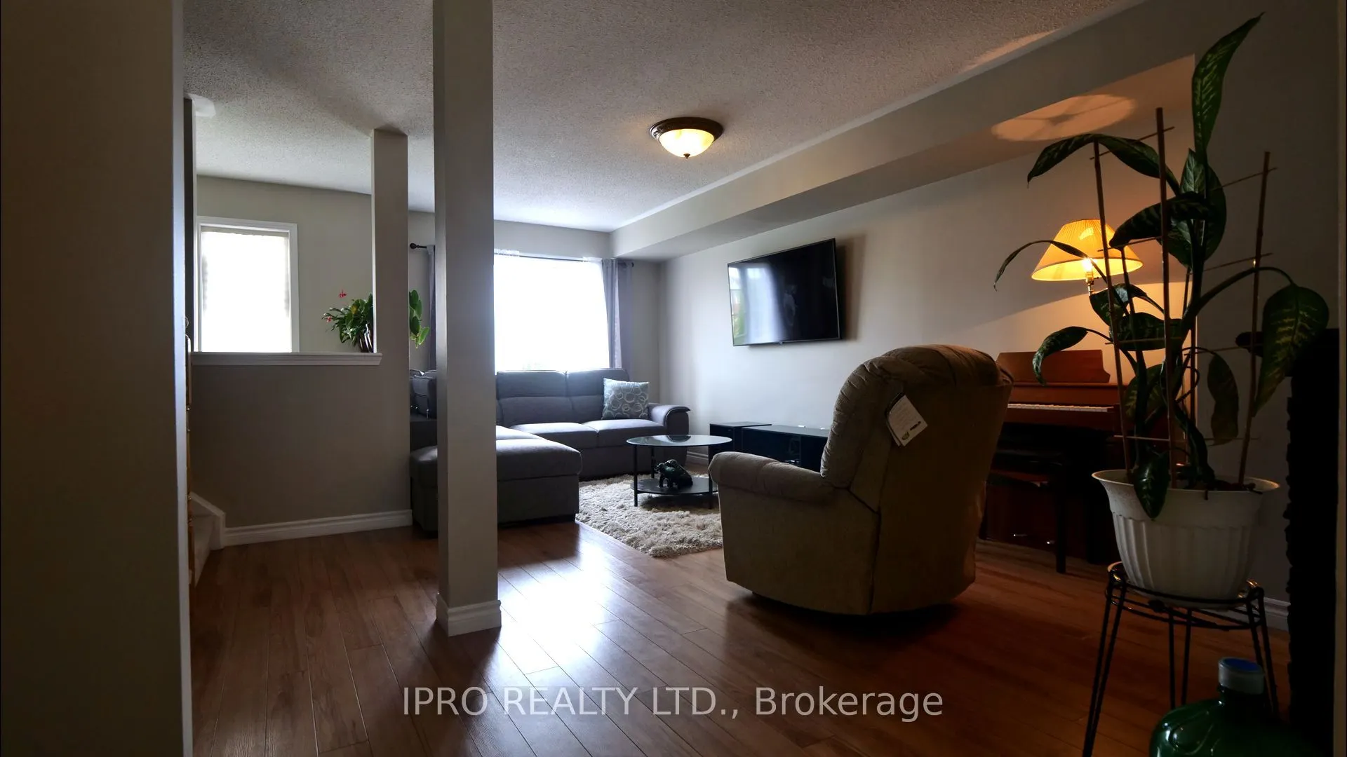 906 Bourne Crescent