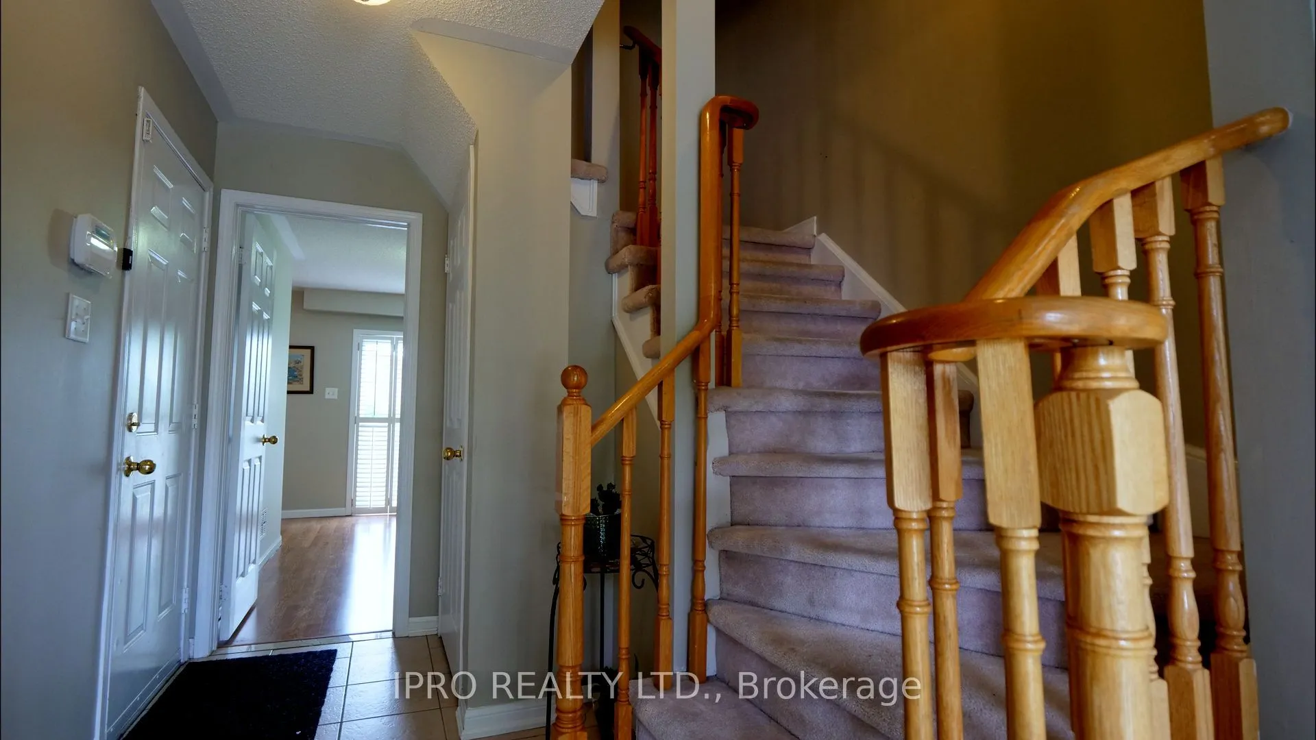 906 Bourne Crescent