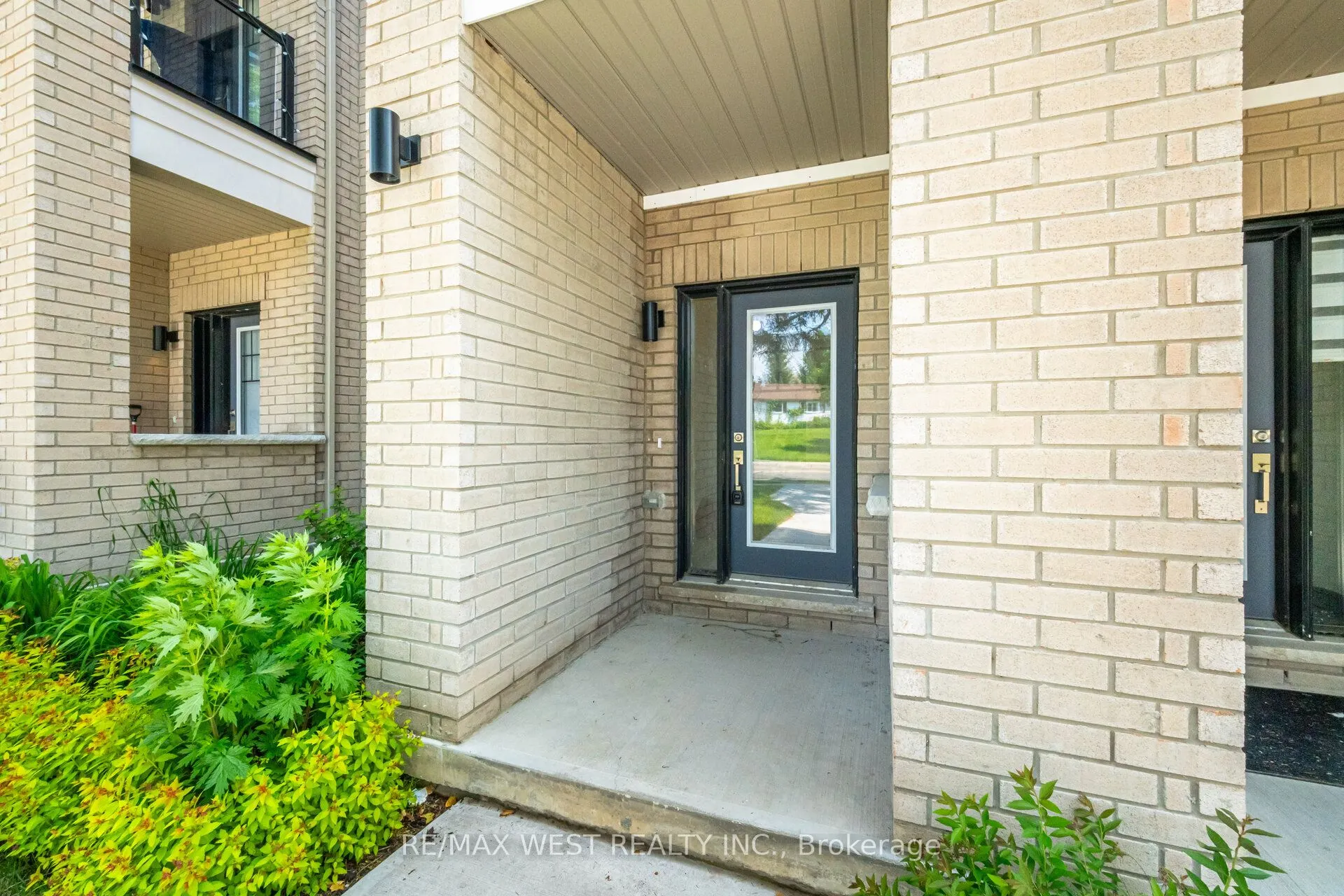 1563 Green Road