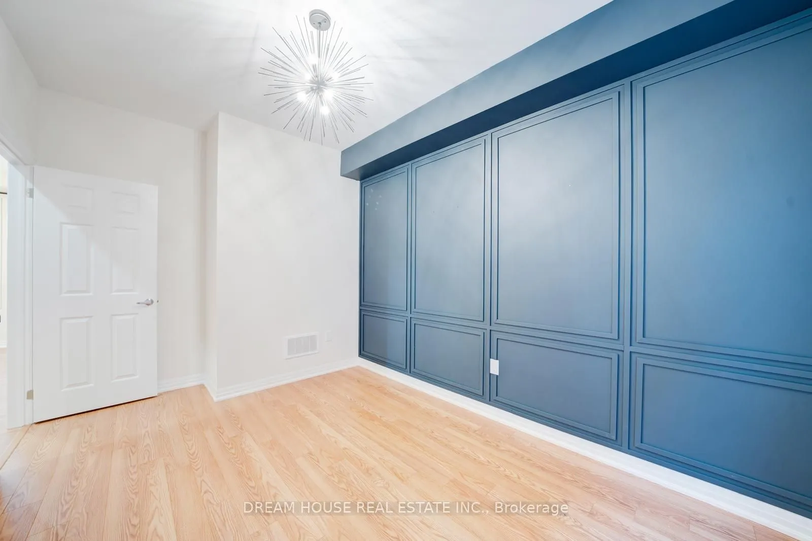 11 Northrop Avenue