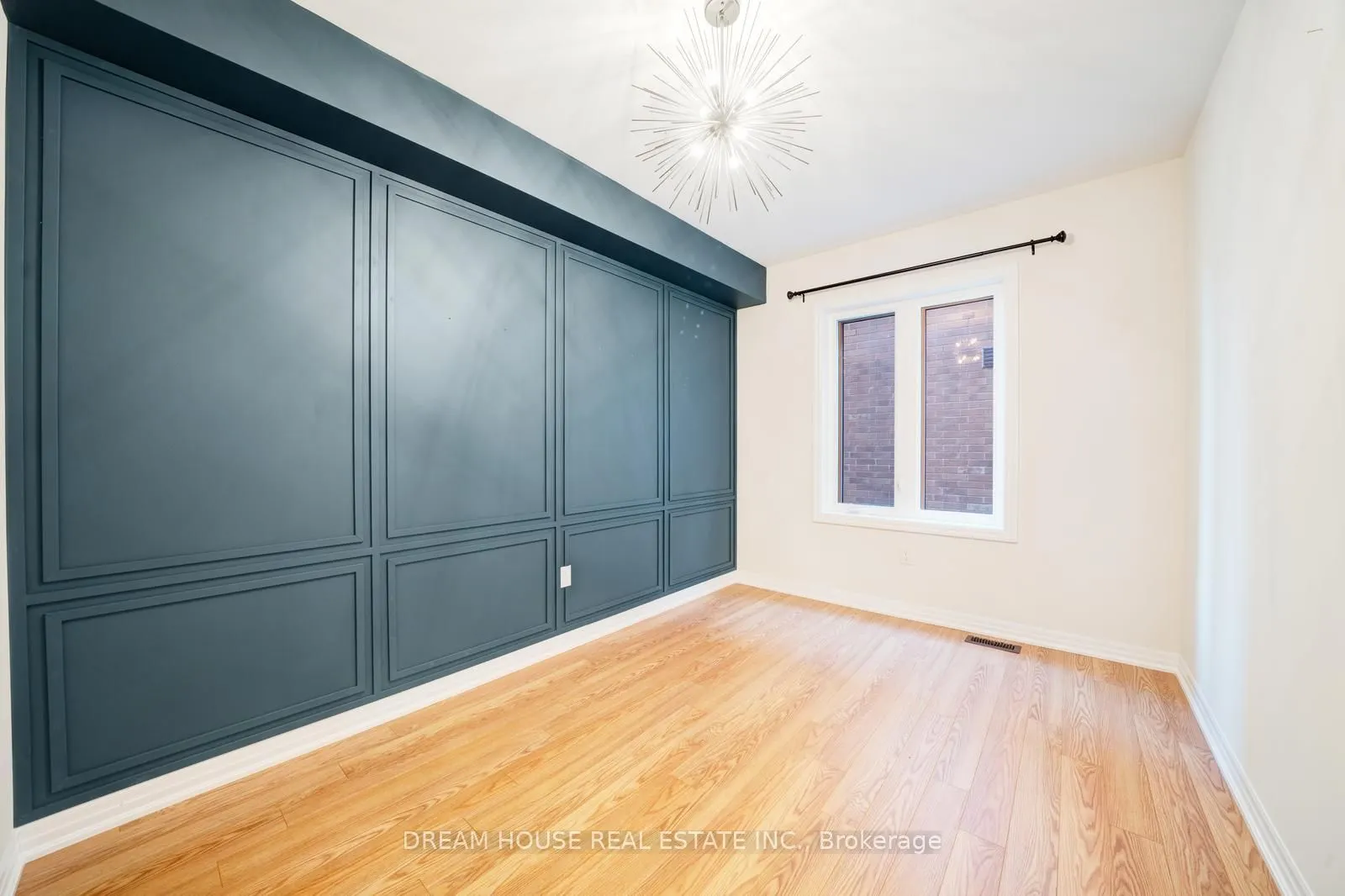 11 Northrop Avenue