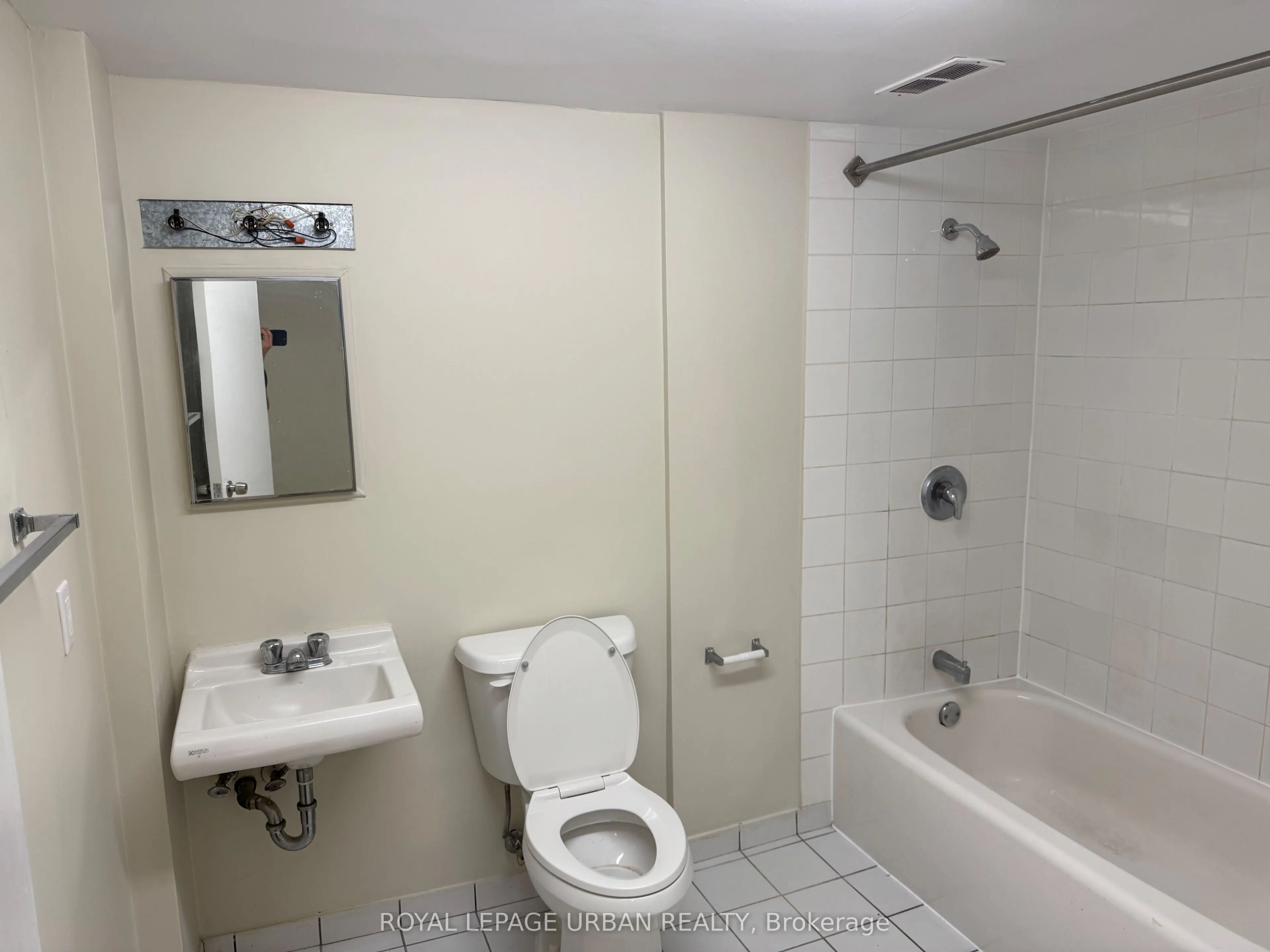 985 Coxwell Avenue, #1 B