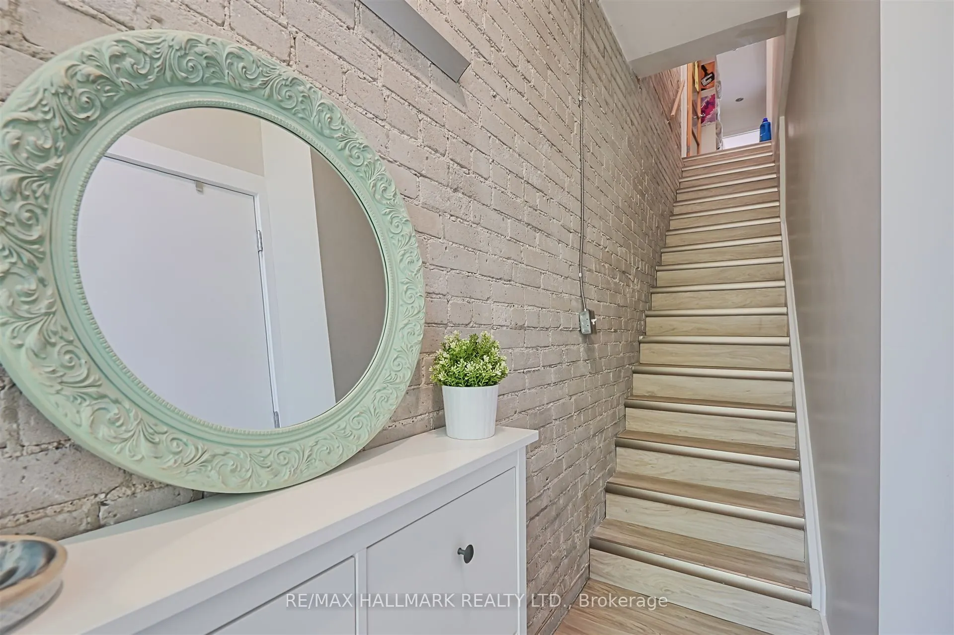 1926 Gerrard Street E