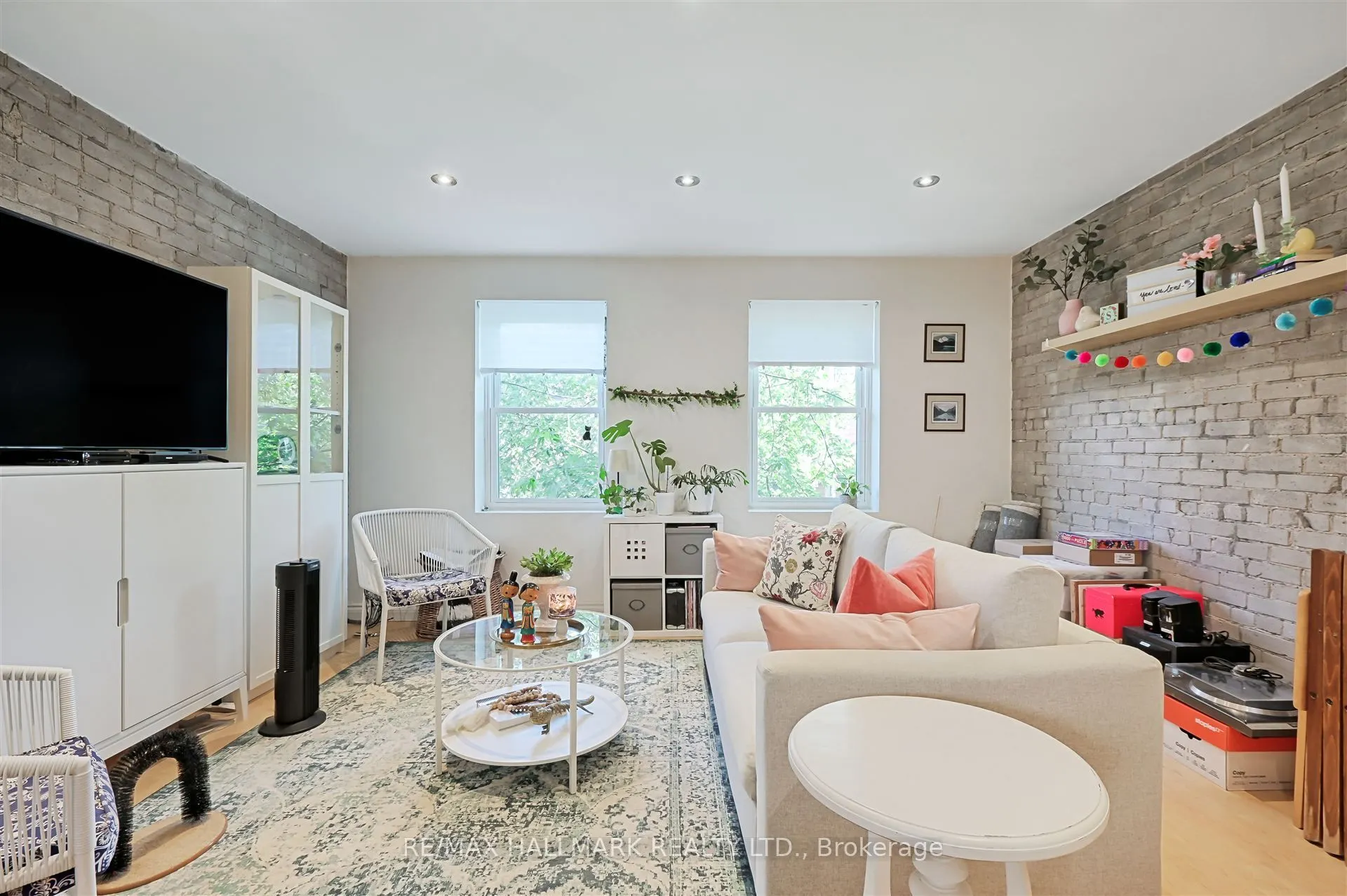 1926 Gerrard Street E