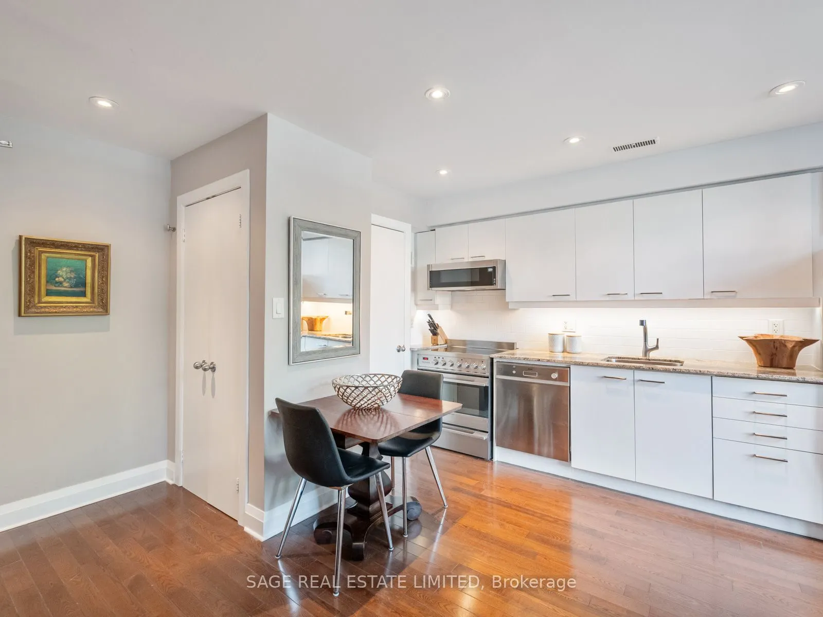 2012 Queen Street E, #204