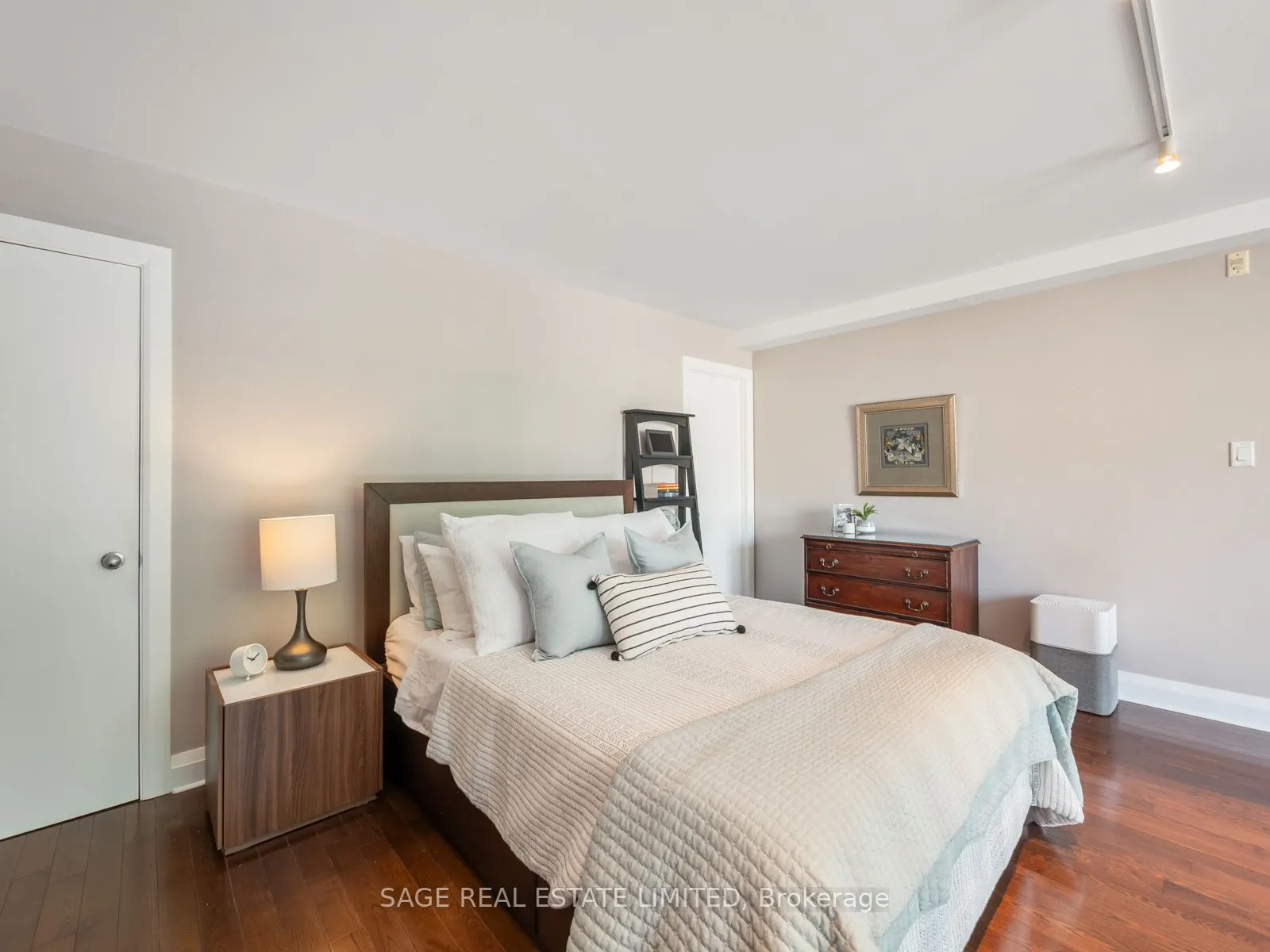 2012 Queen Street E, #204