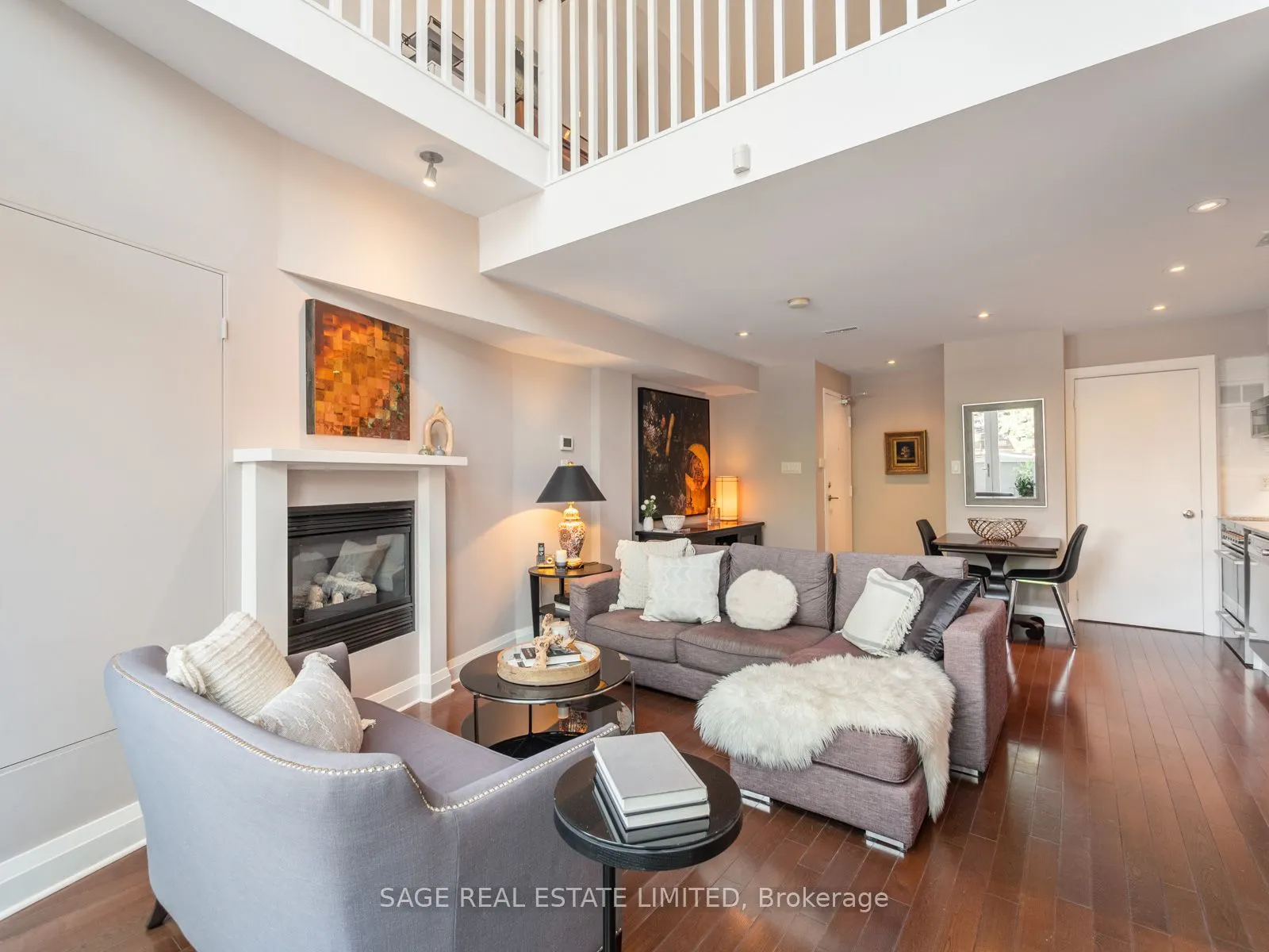 2012 Queen Street E, #204