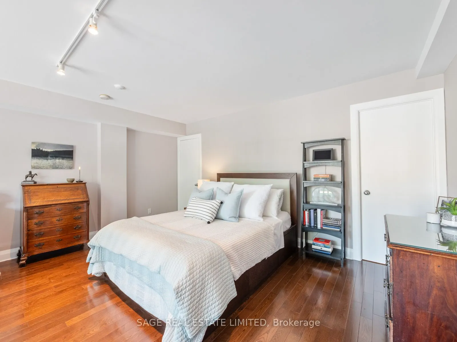 2012 Queen Street E, #204