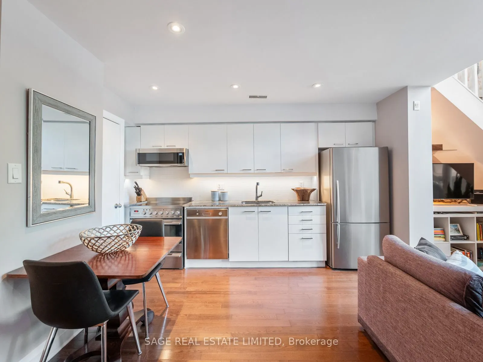 2012 Queen Street E, #204