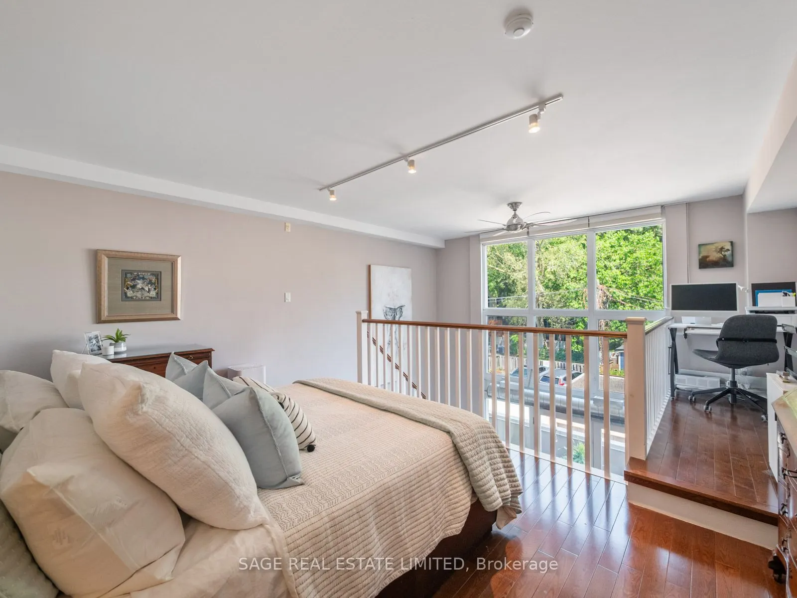 2012 Queen Street E, #204
