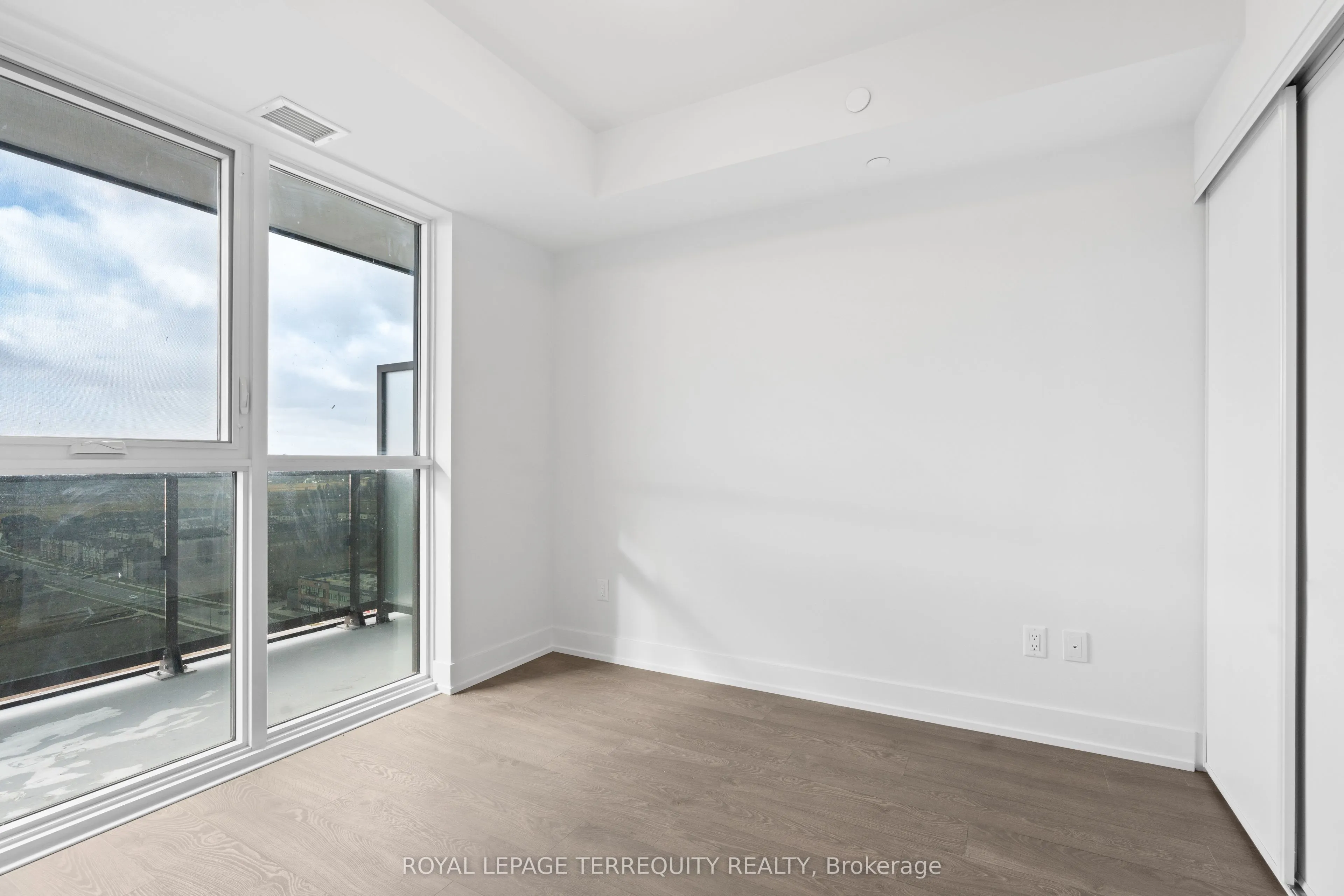 2550 Simcoe Street N, #2004
