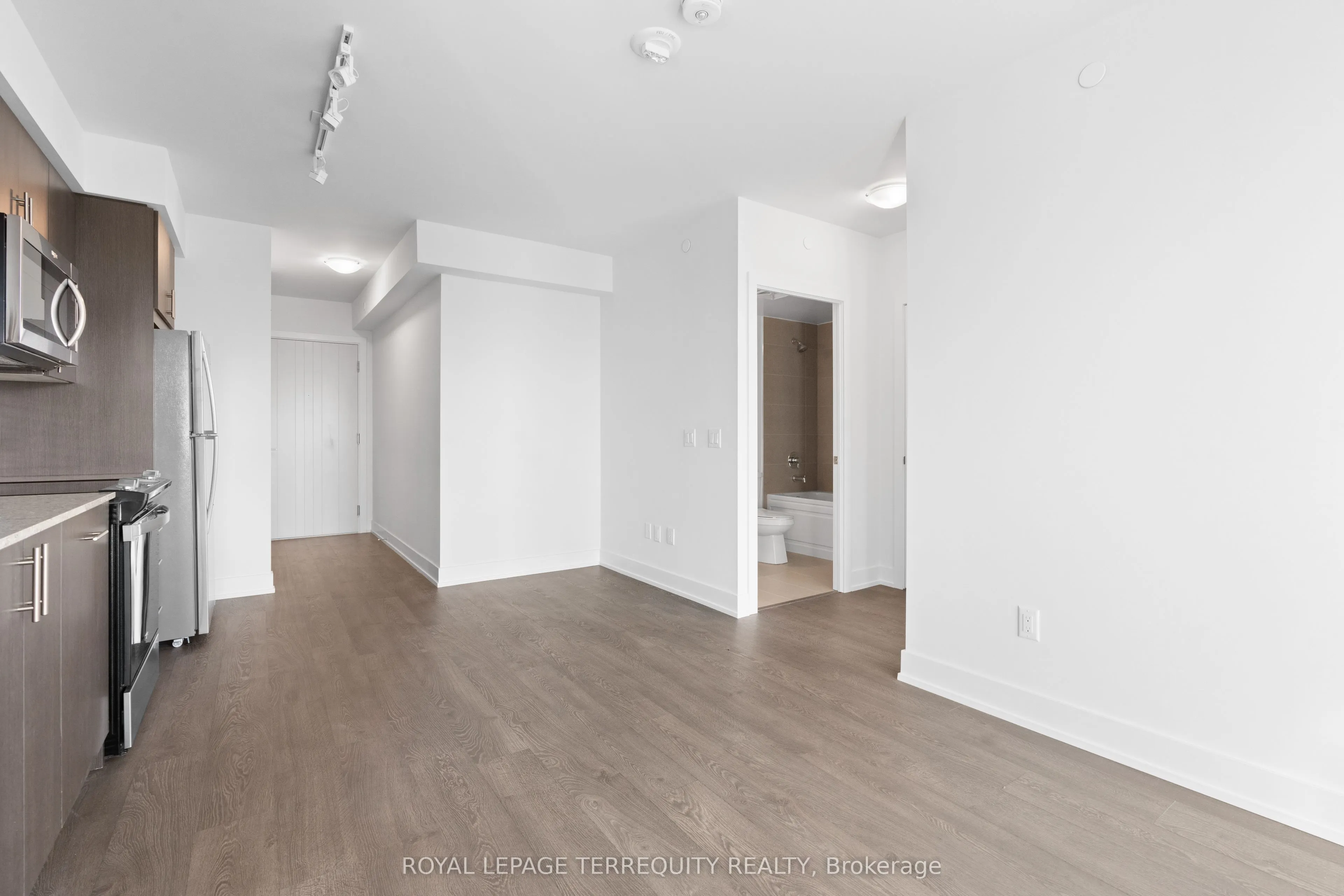 2550 Simcoe Street N, #2004
