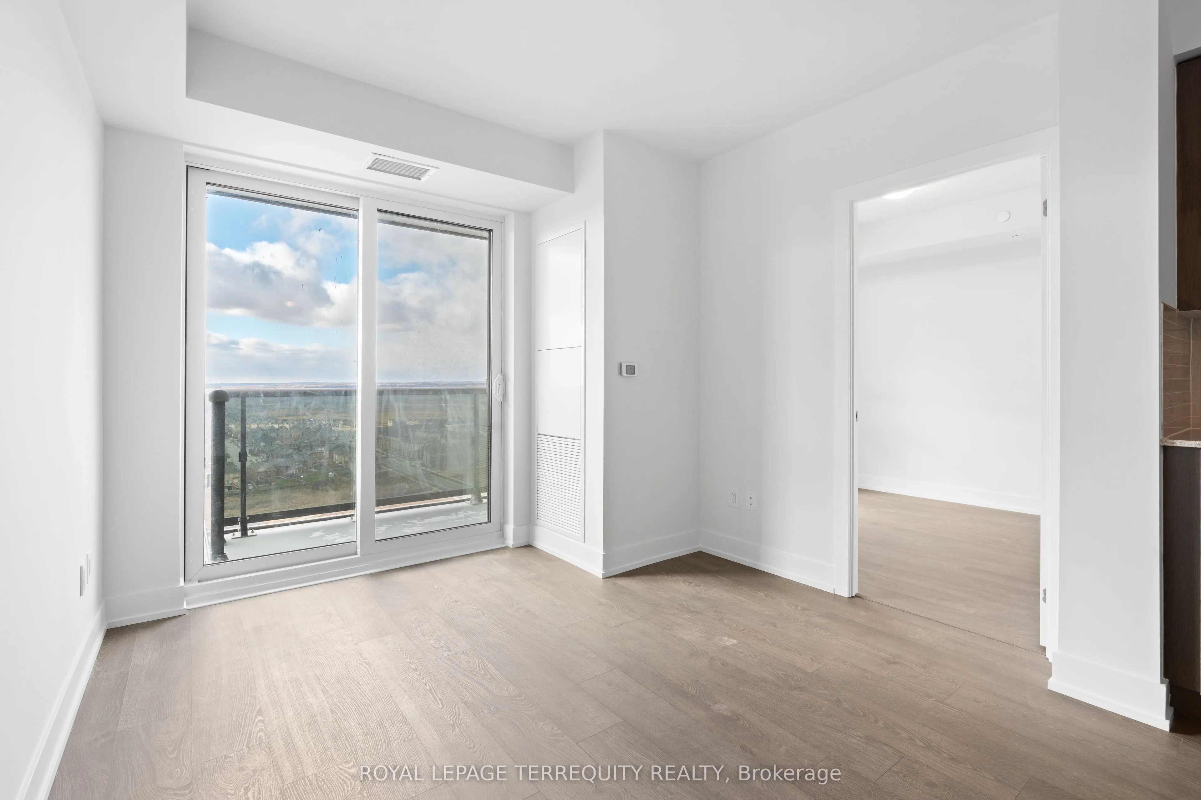 2550 Simcoe Street N, #2004