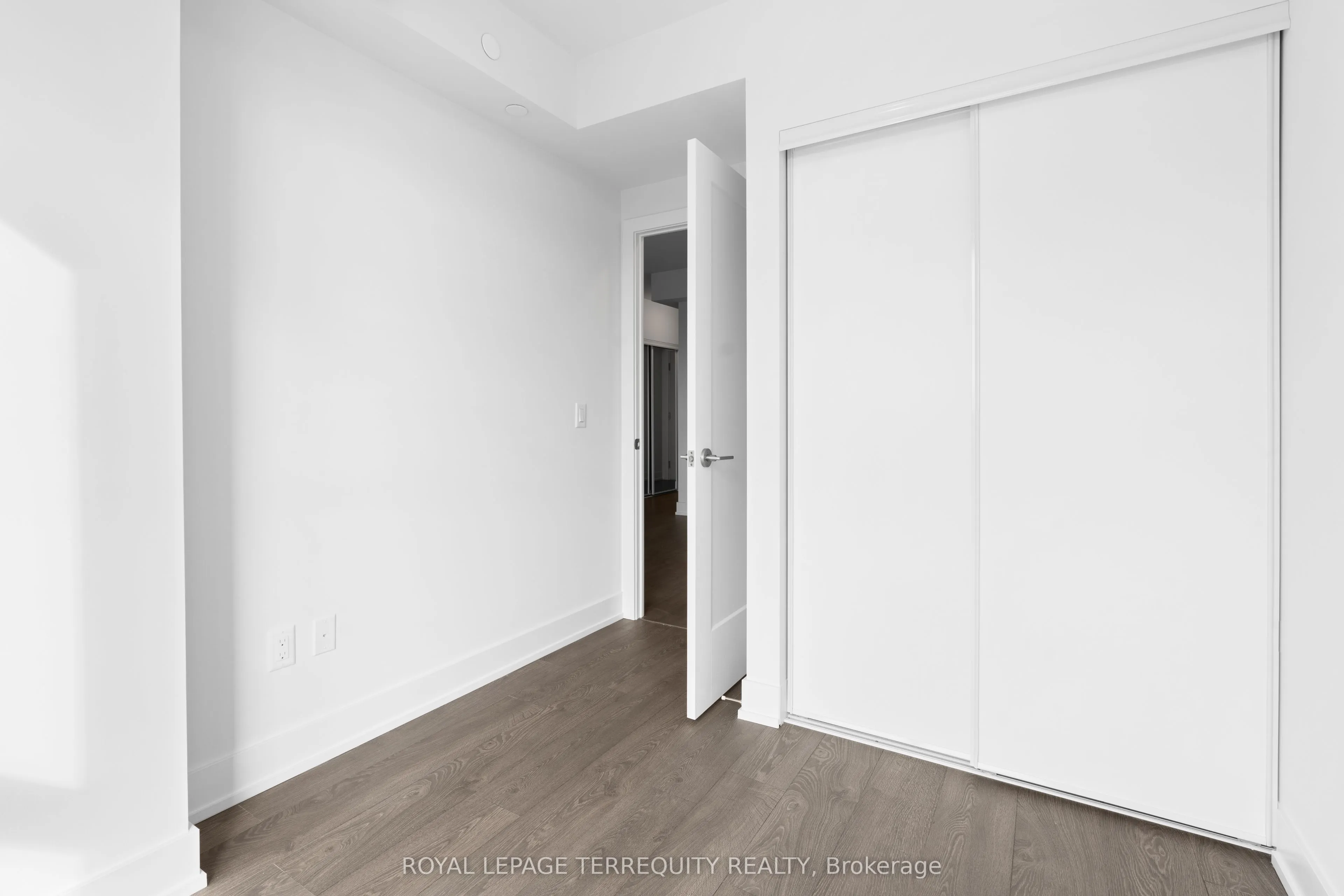 2550 Simcoe Street N, #2004