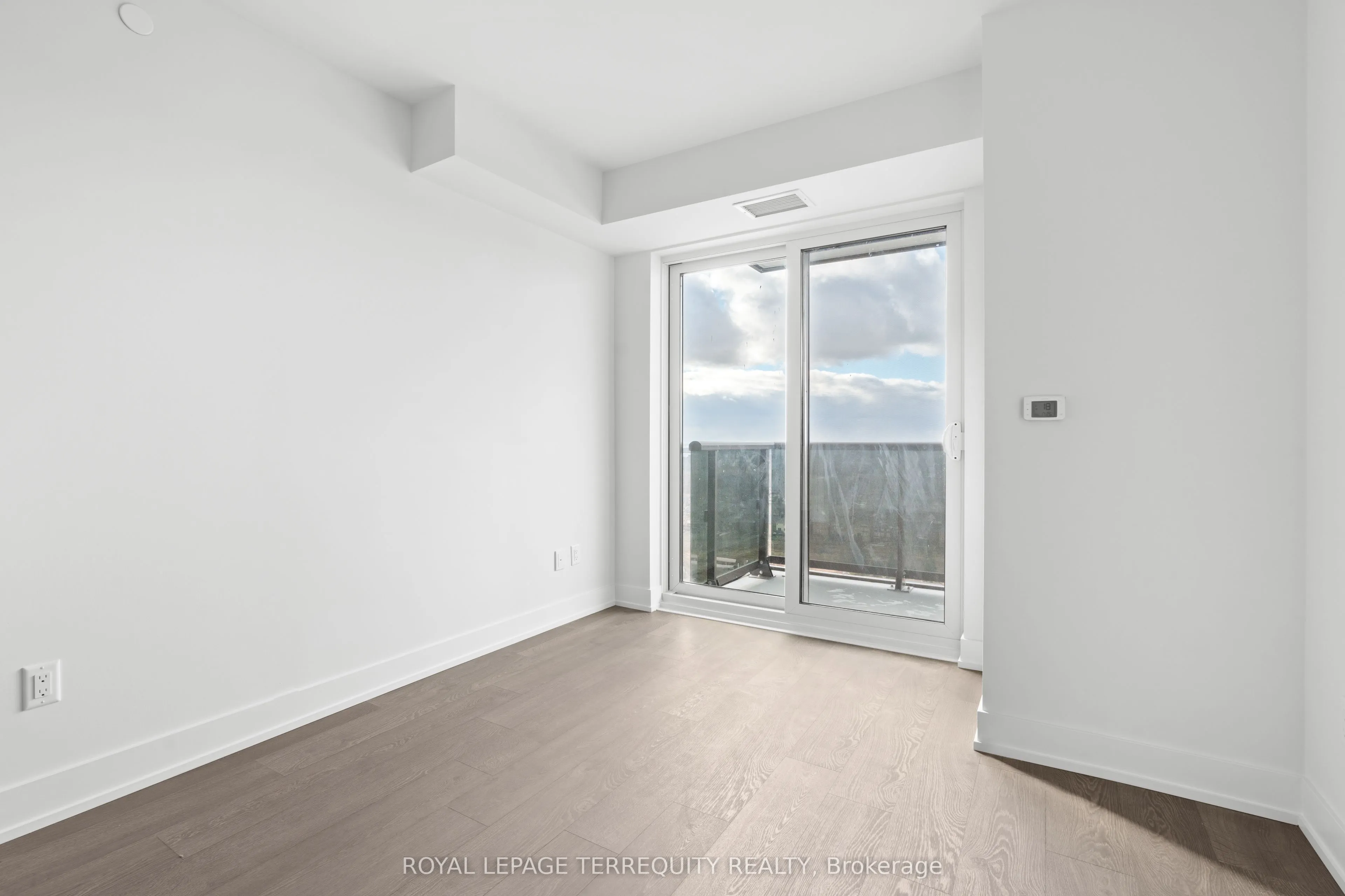 2550 Simcoe Street N, #2004
