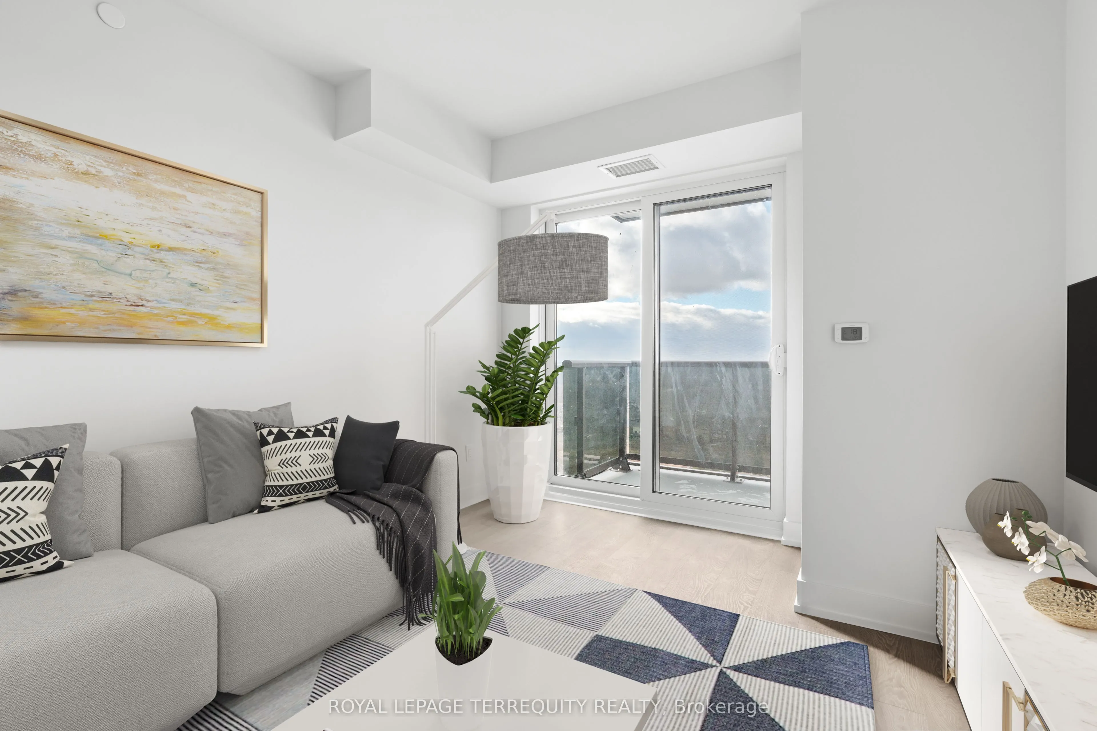 2550 Simcoe Street N, #2004
