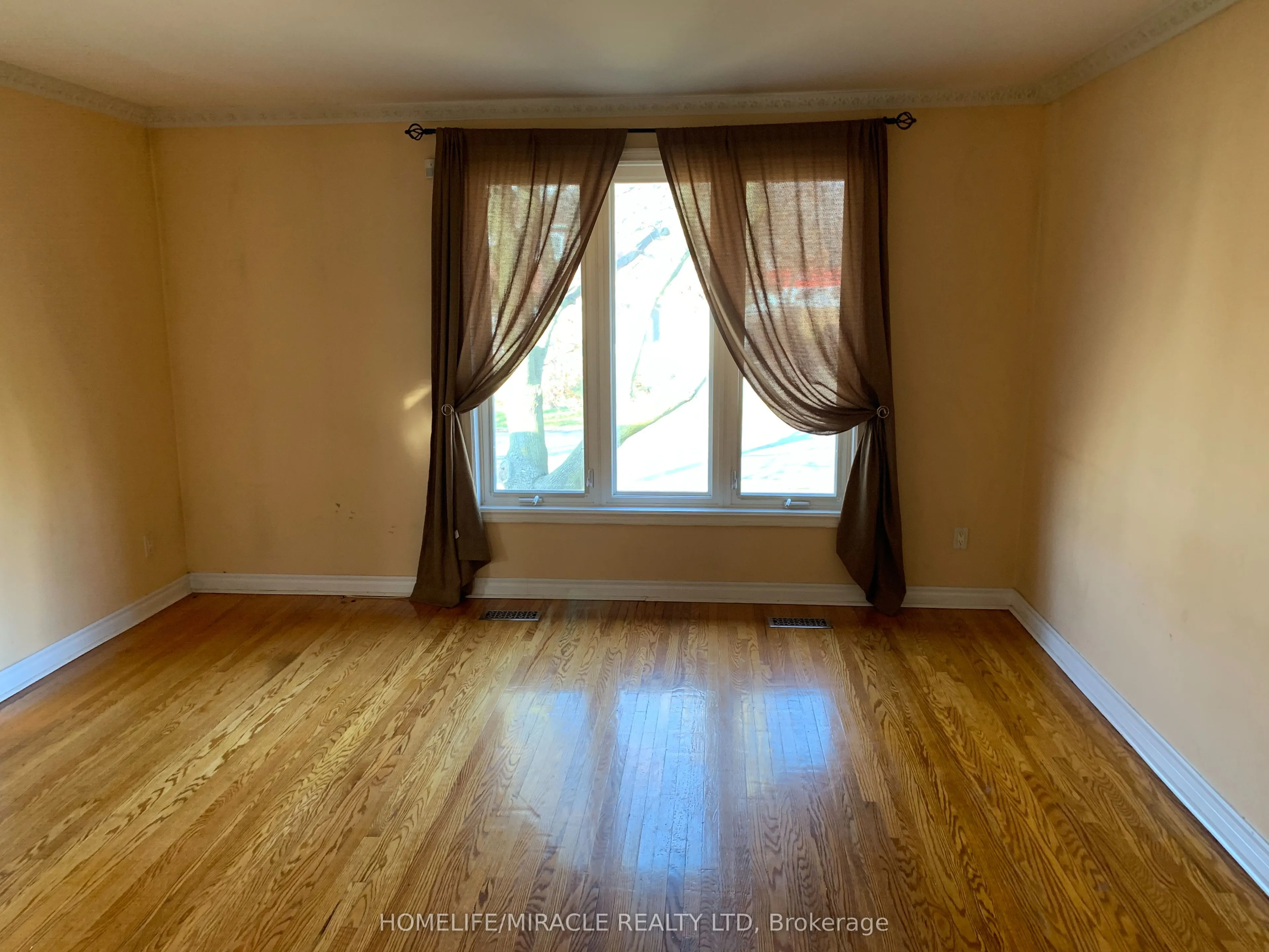 35 Stoneton Drive E, #Main Floor