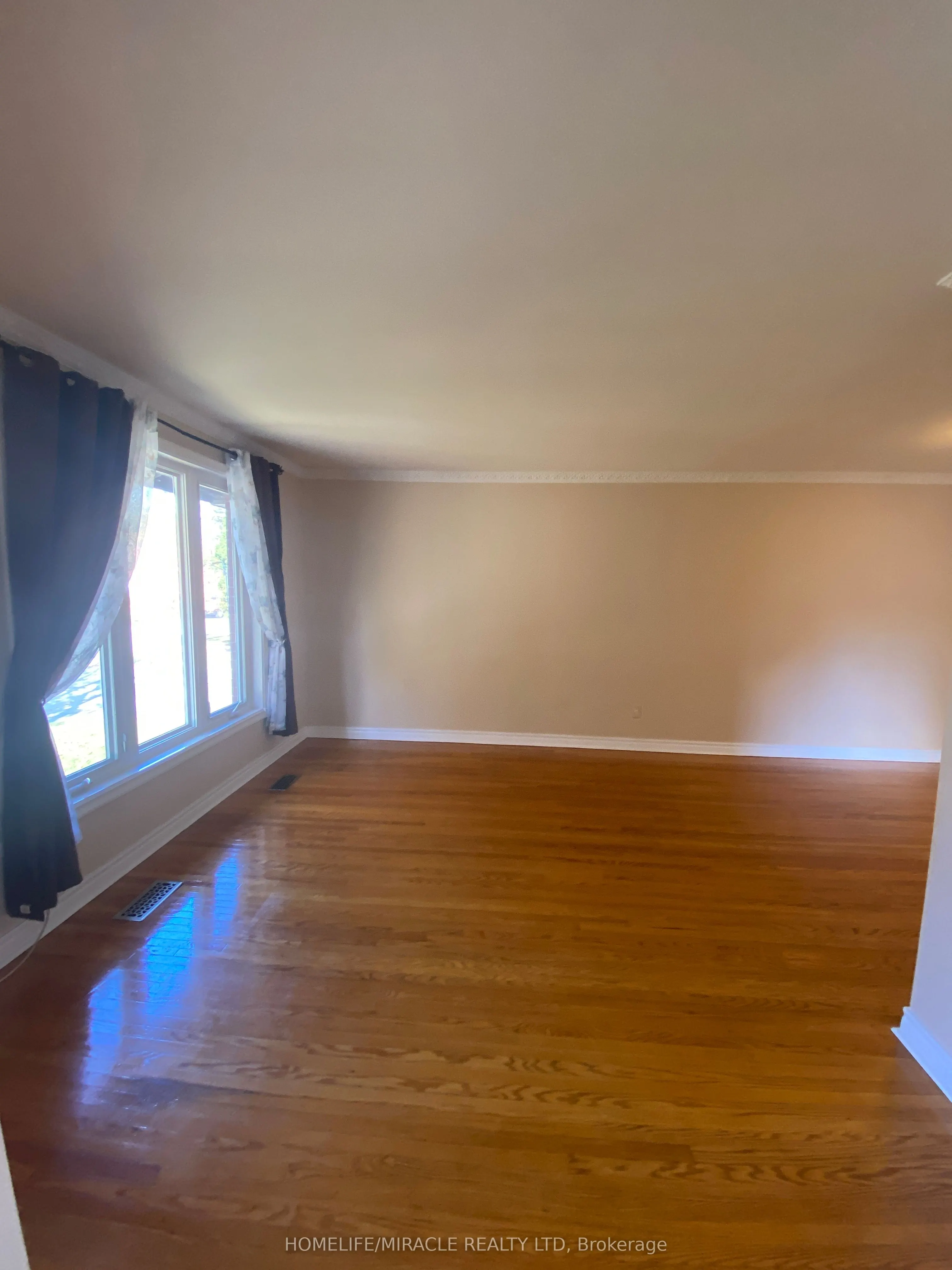 35 Stoneton Drive E, #Main Floor