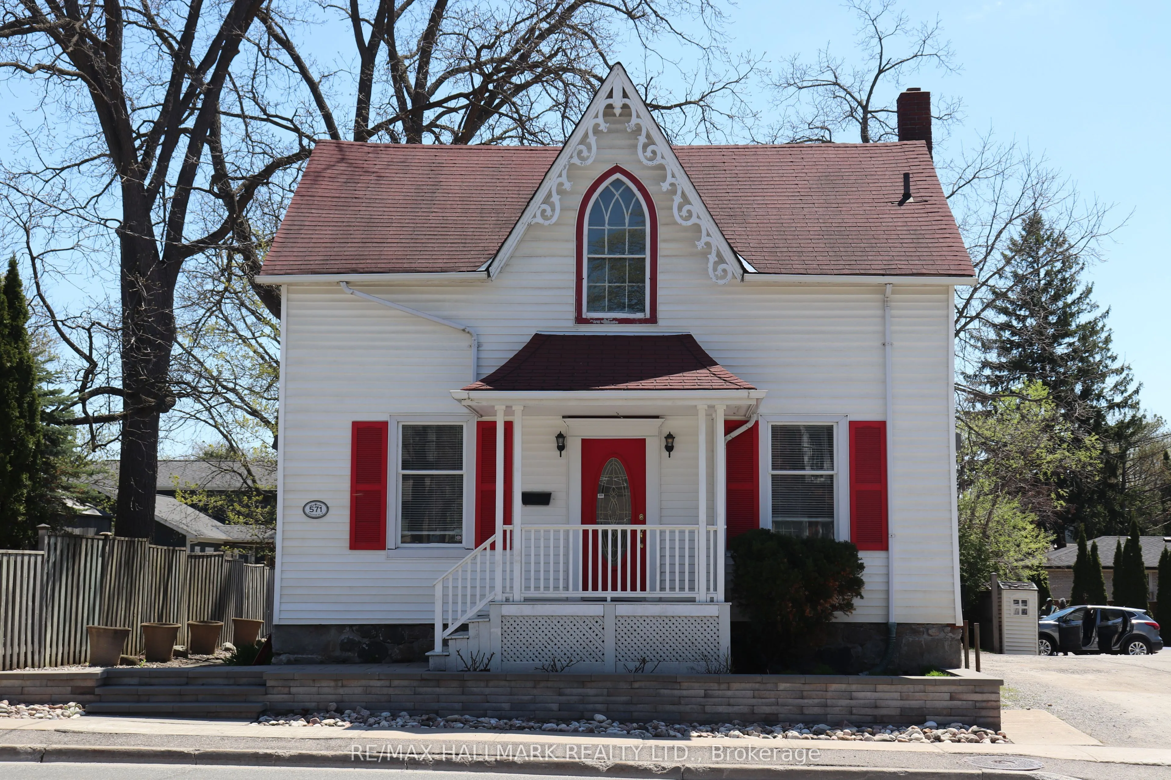 571 Kingston Road W