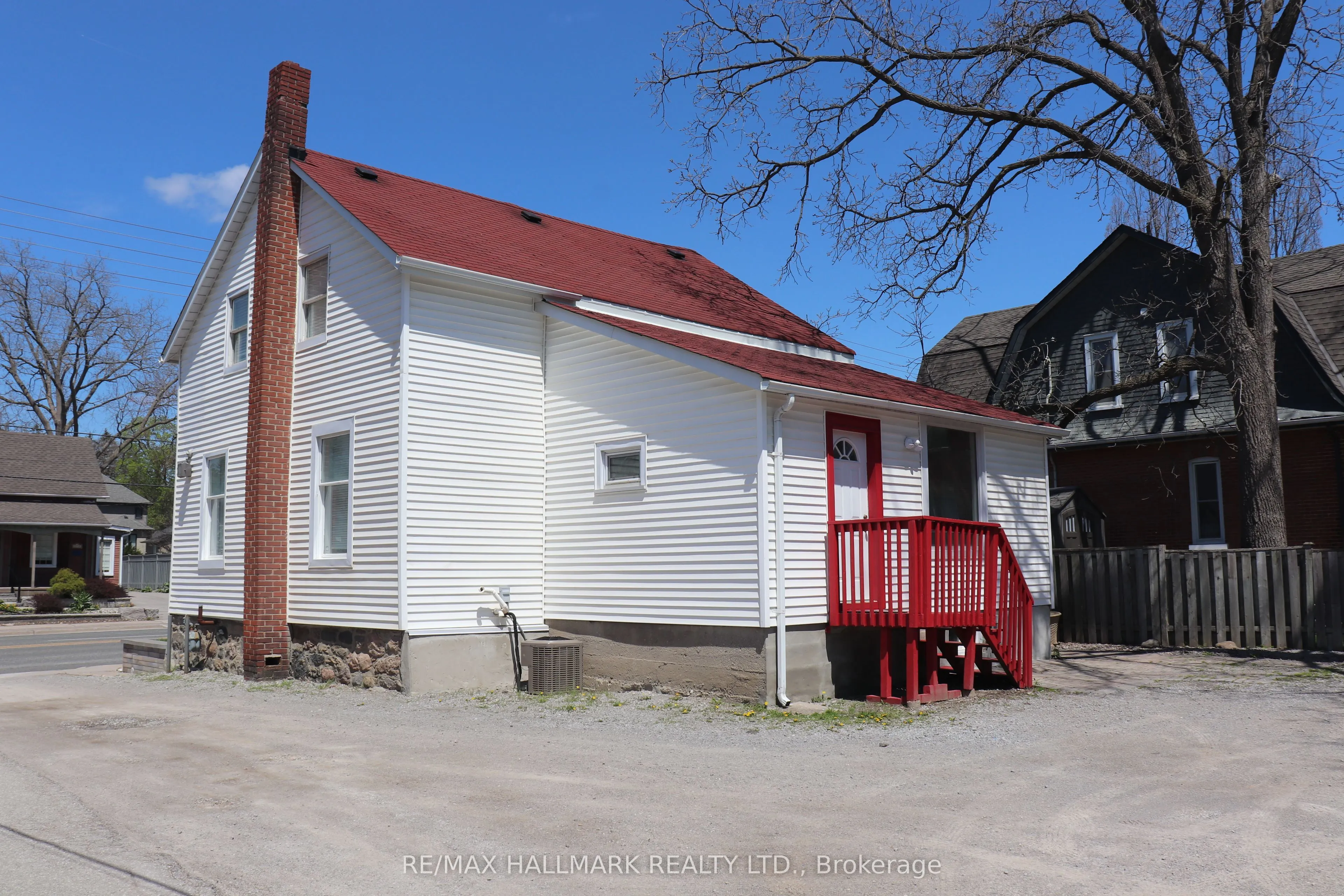 571 Kingston Road W