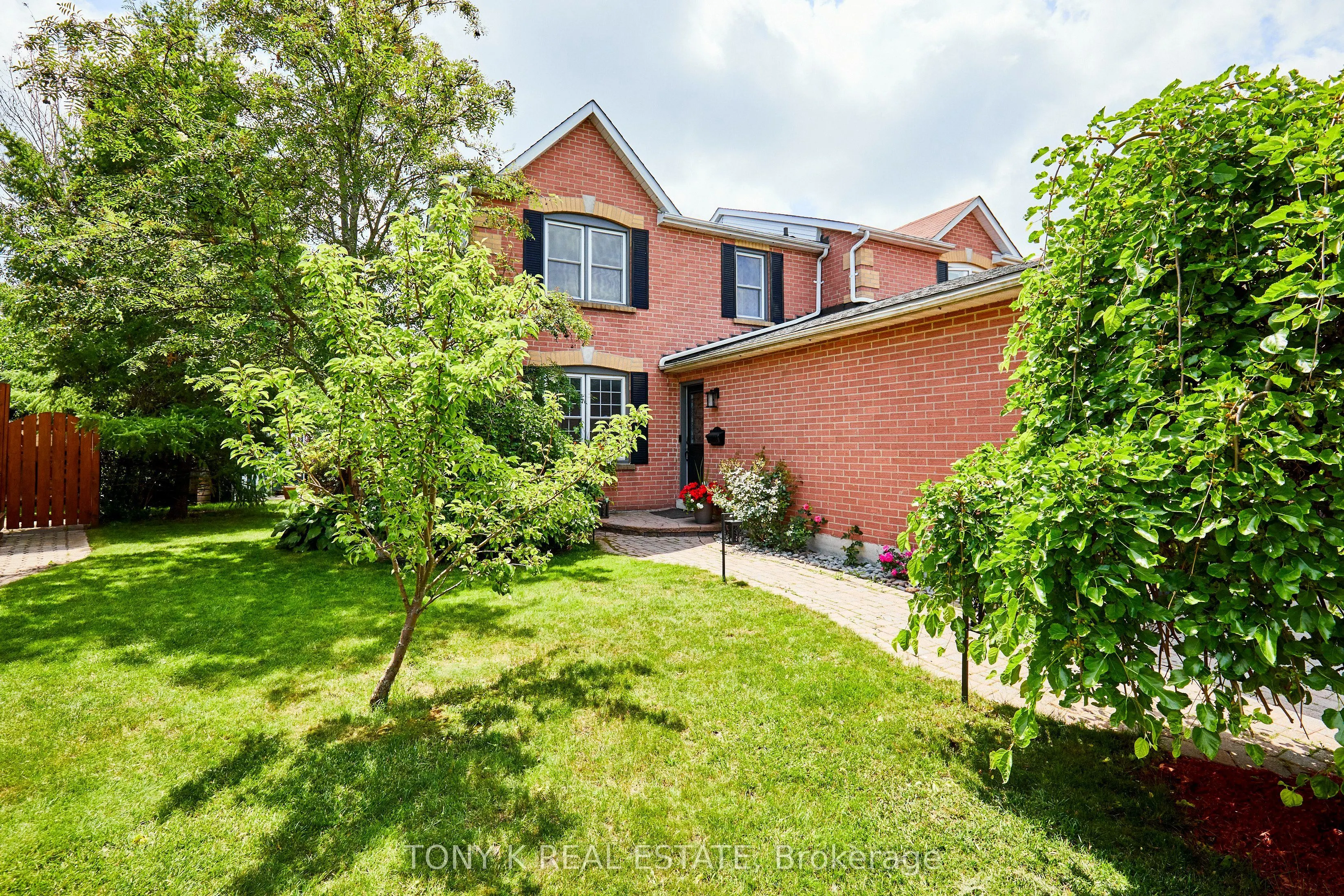84 Hillhurst Crescent