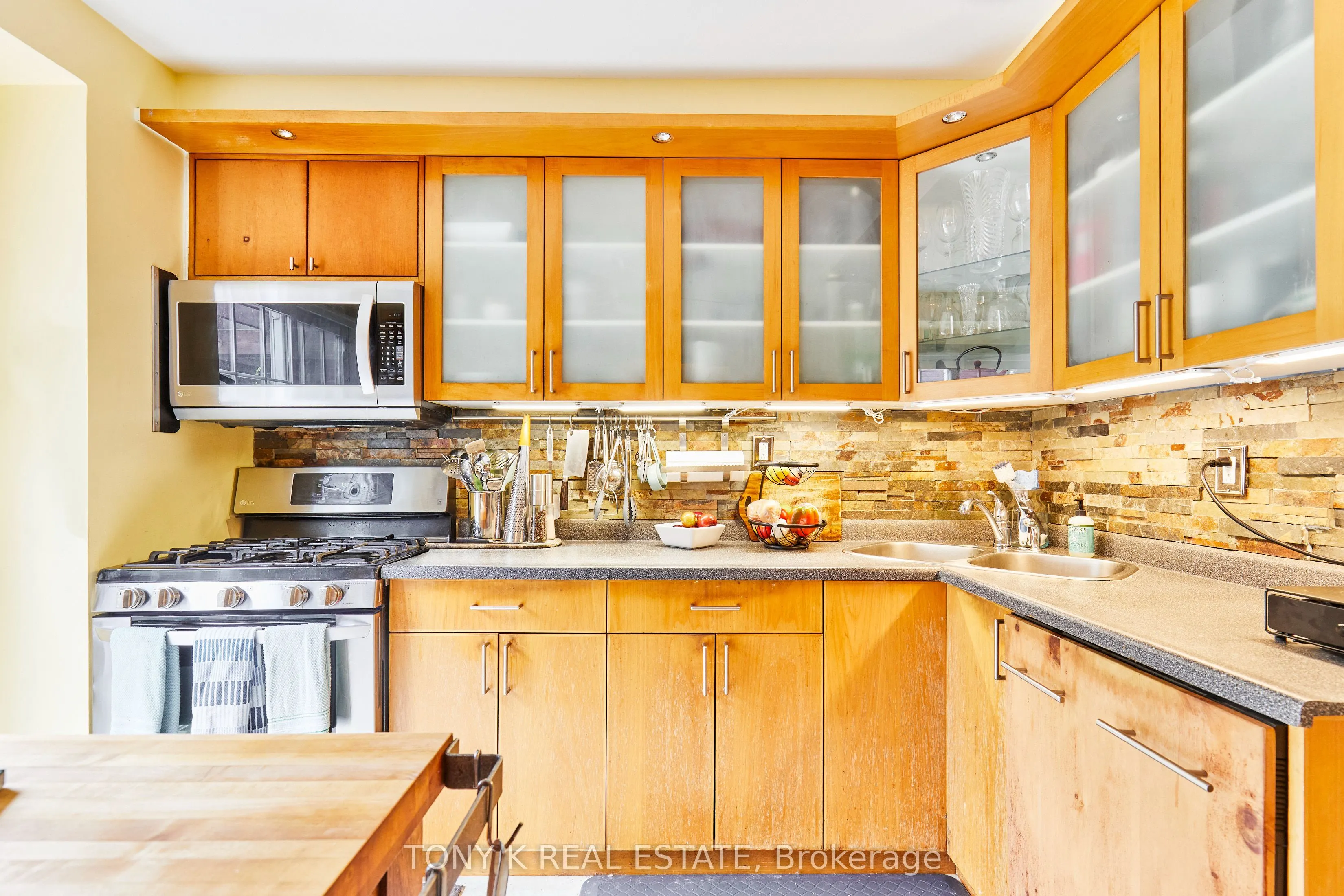 84 Hillhurst Crescent