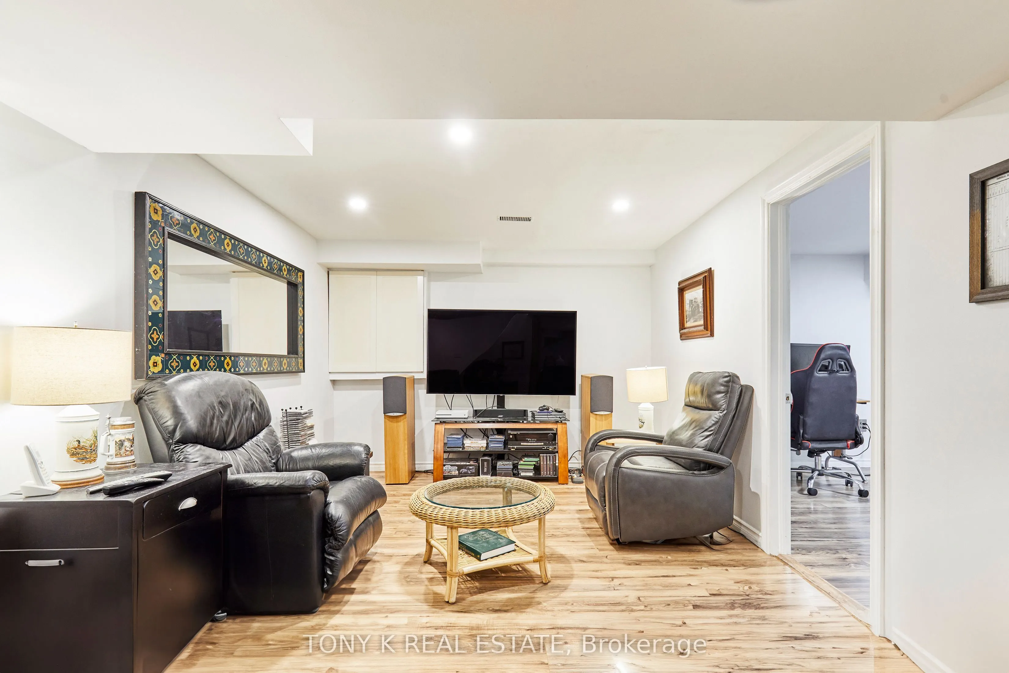 84 Hillhurst Crescent