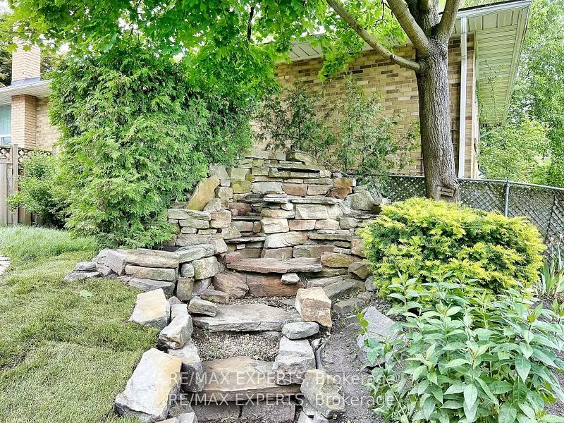 7 Montvale Drive