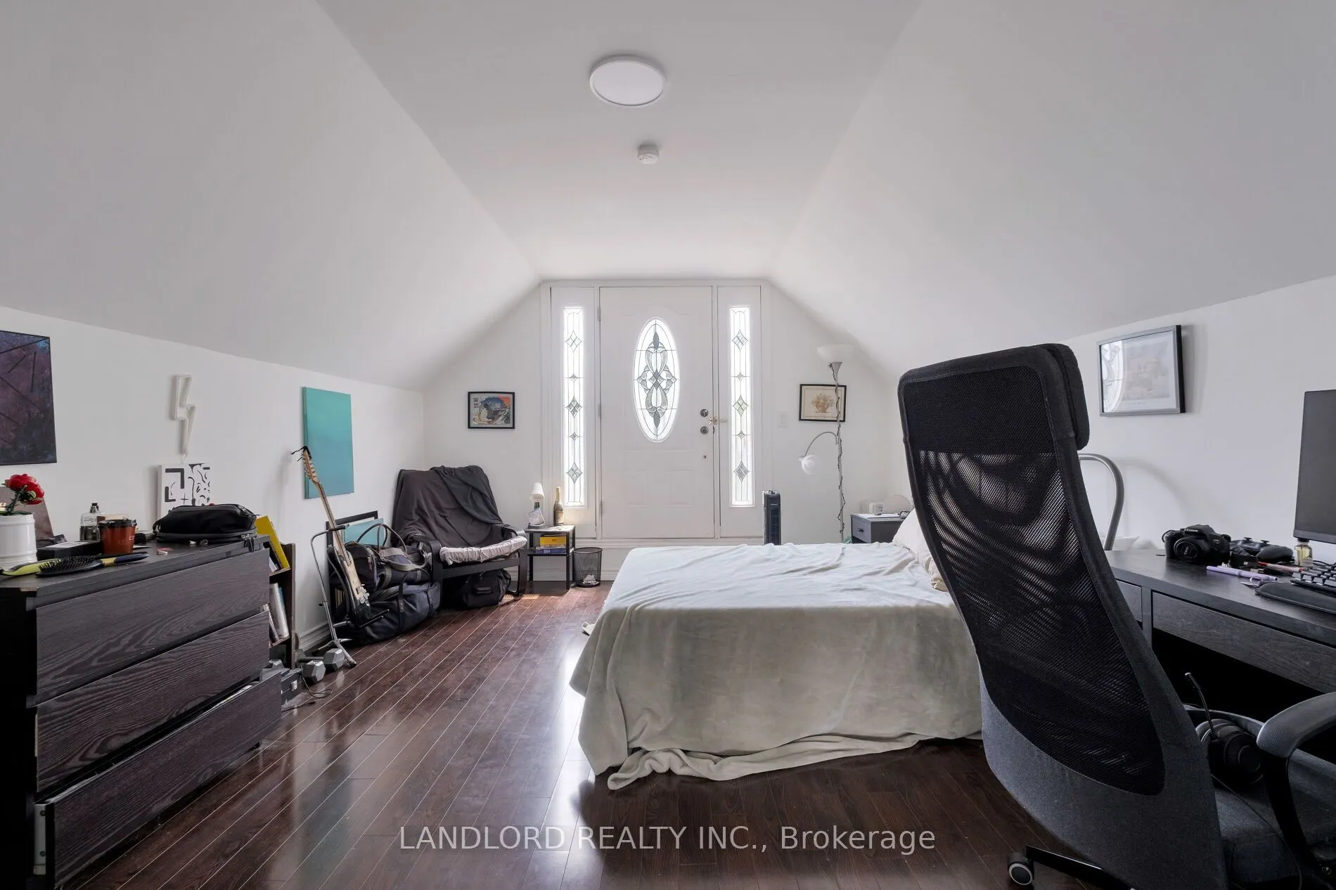 1111 Gerrard Street E
