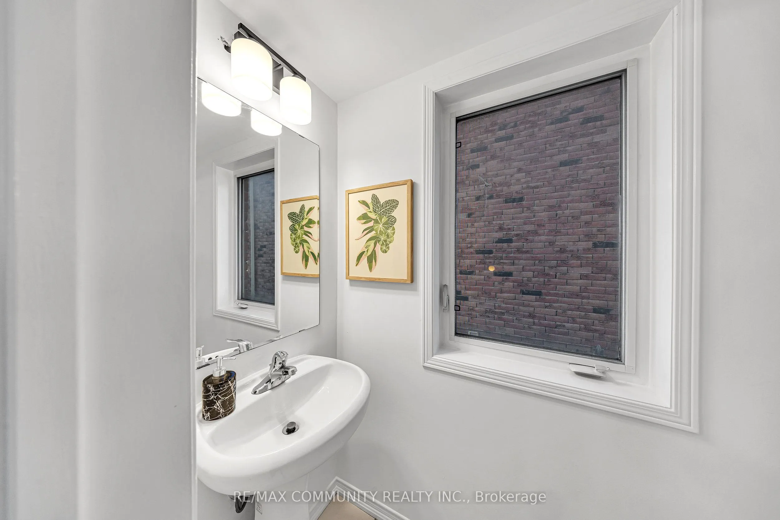 473 Rossland Road E