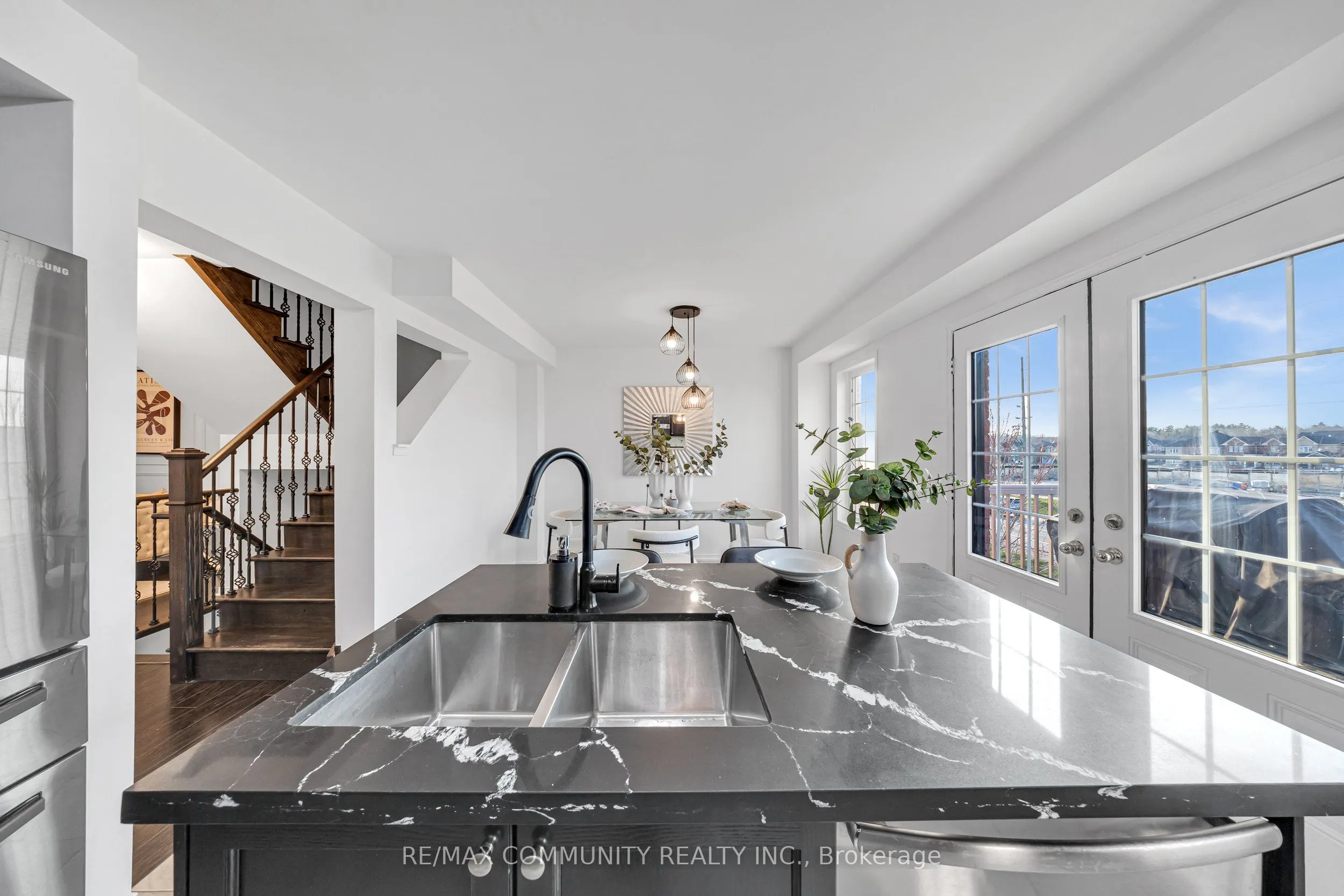 473 Rossland Road E