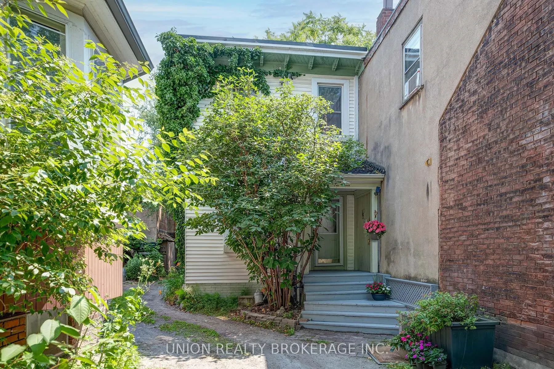 211 De Grassi Street