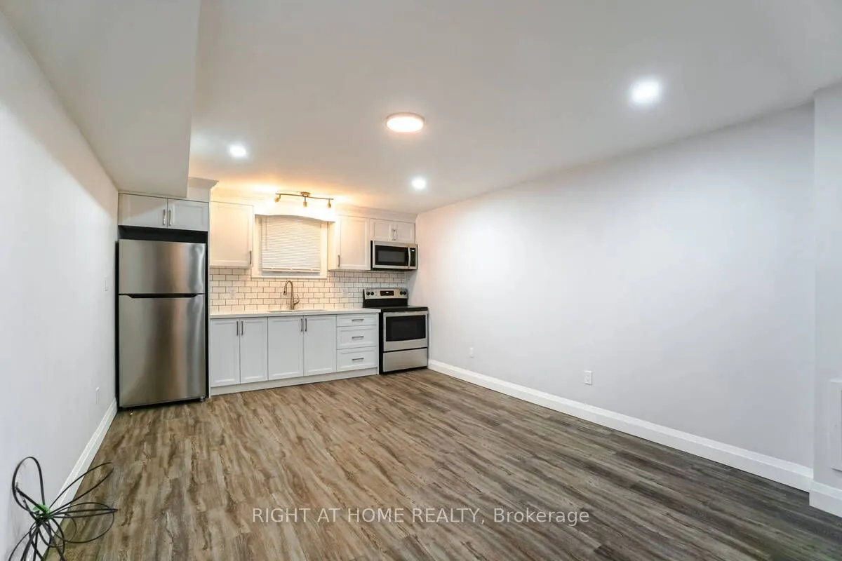 865 Simcoe Street S