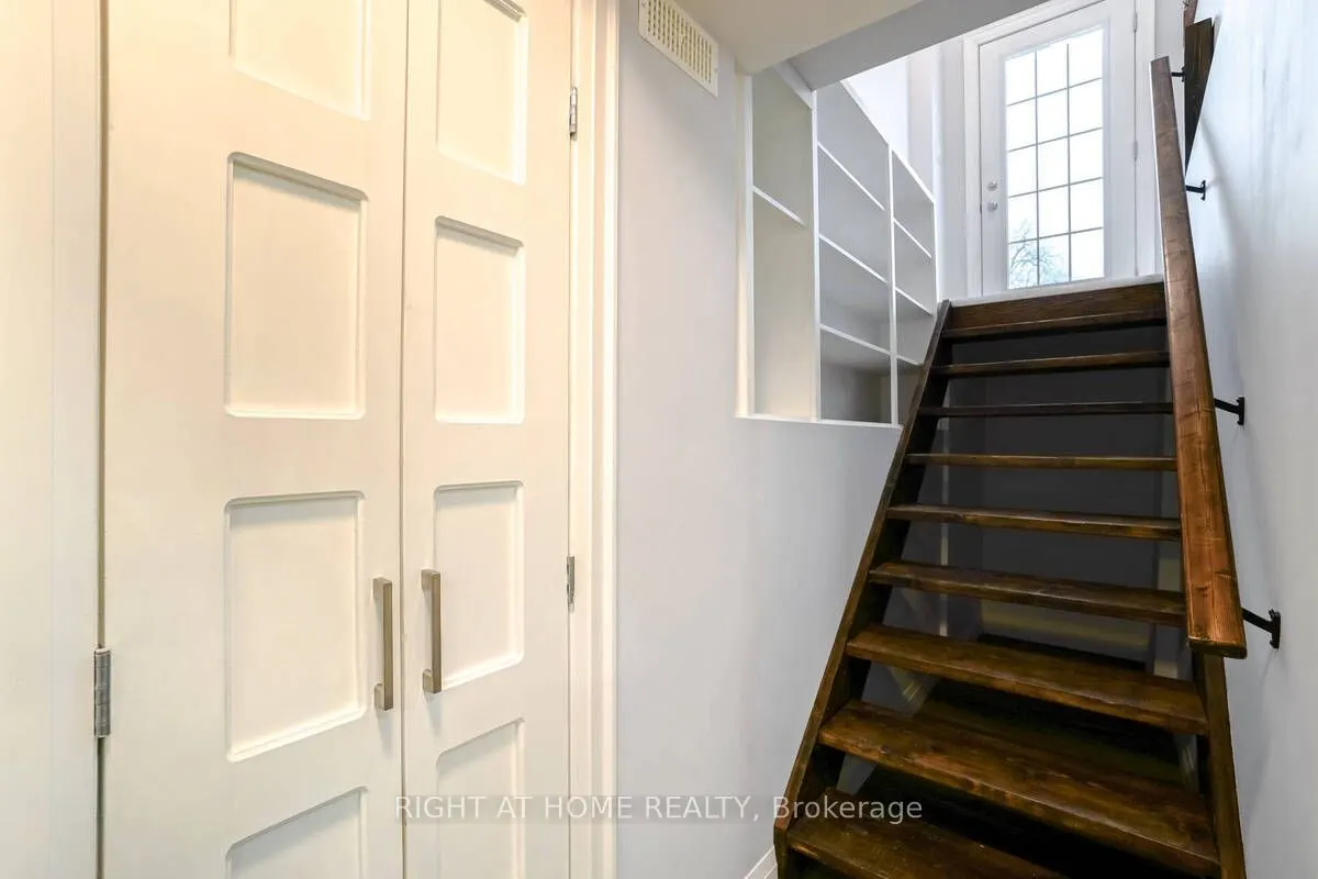 865 Simcoe Street S