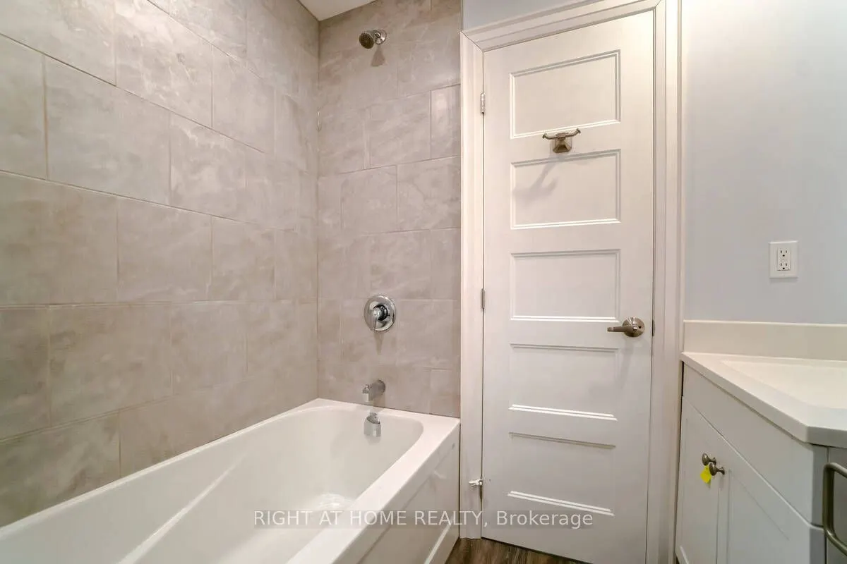 865 Simcoe Street S
