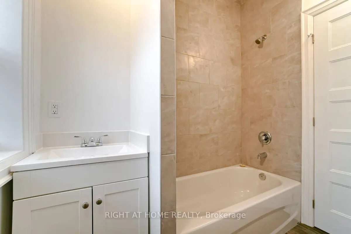 865 Simcoe Street S