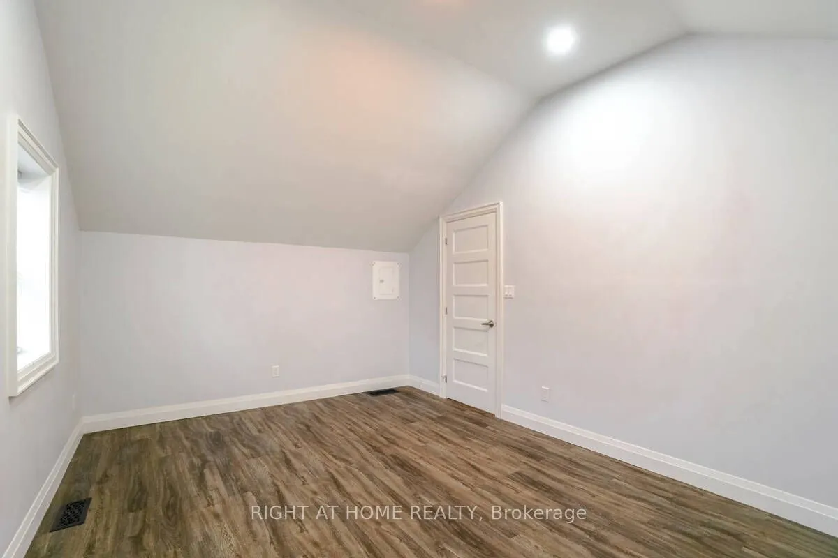 865 Simcoe Street S