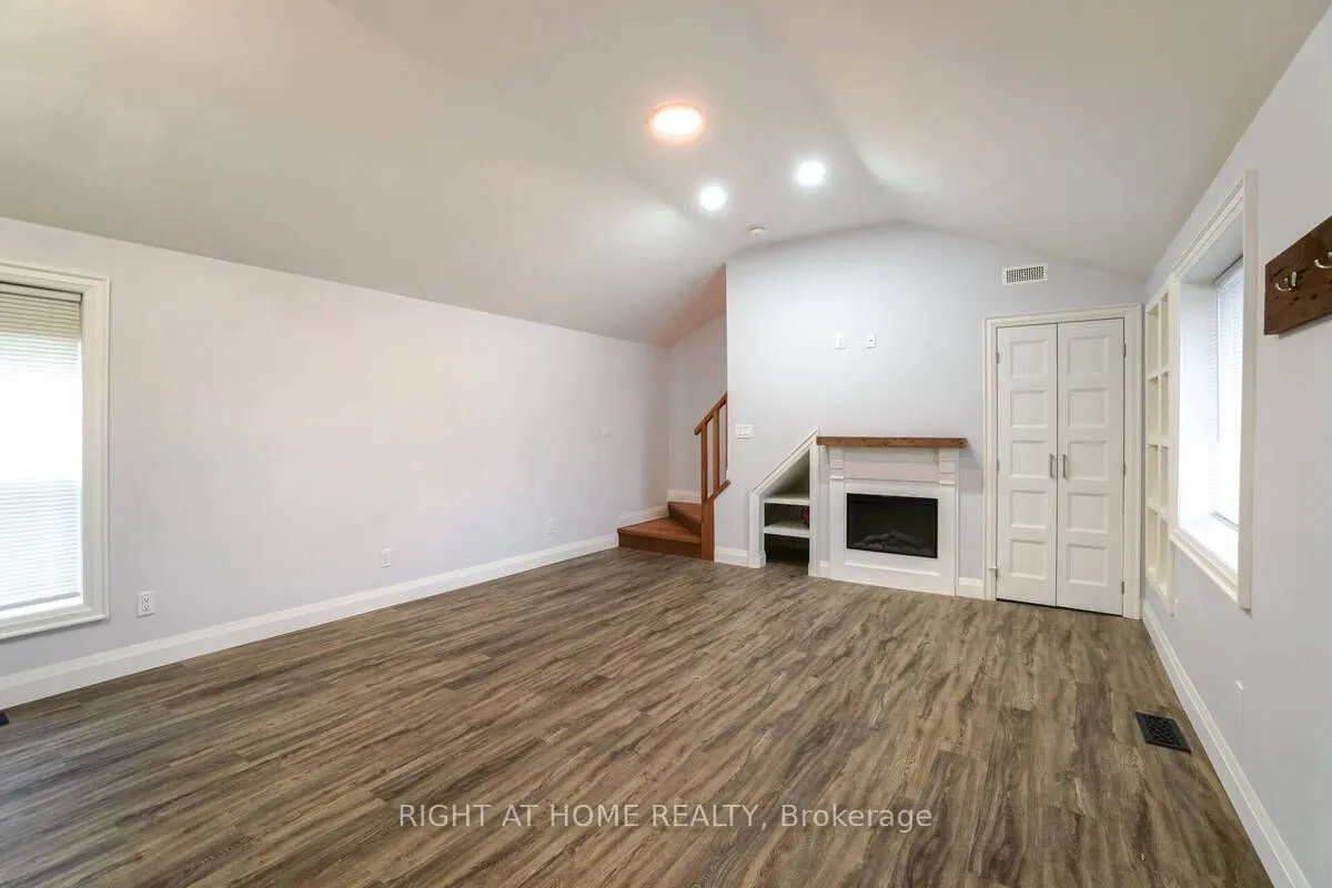 865 Simcoe Street S