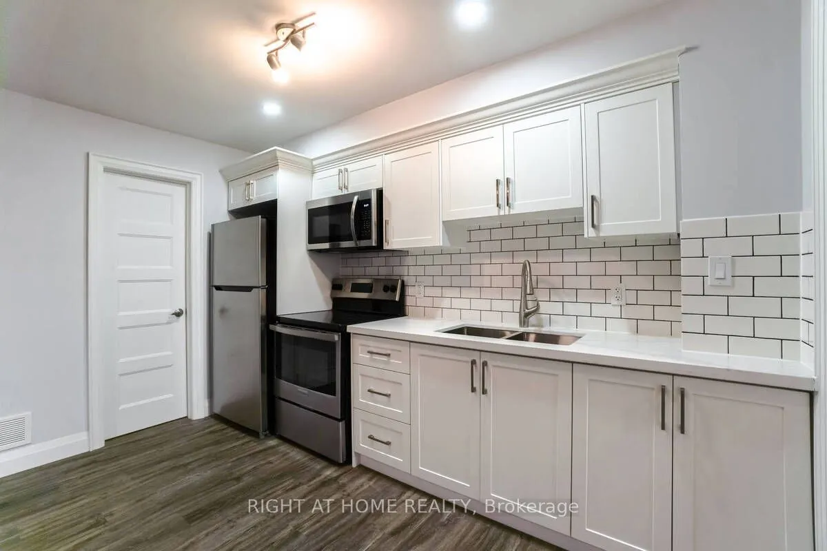 865 Simcoe Street S