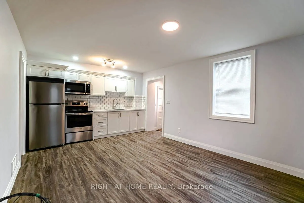 865 Simcoe Street S