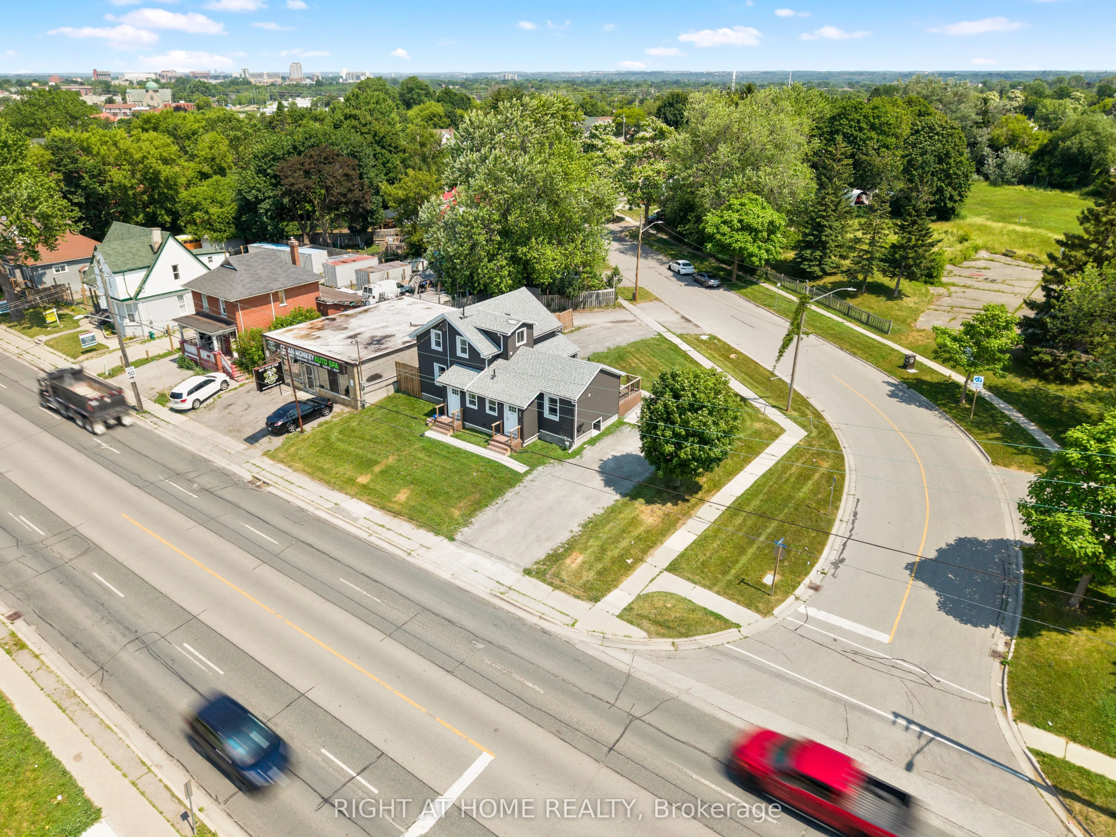 865 Simcoe Street S