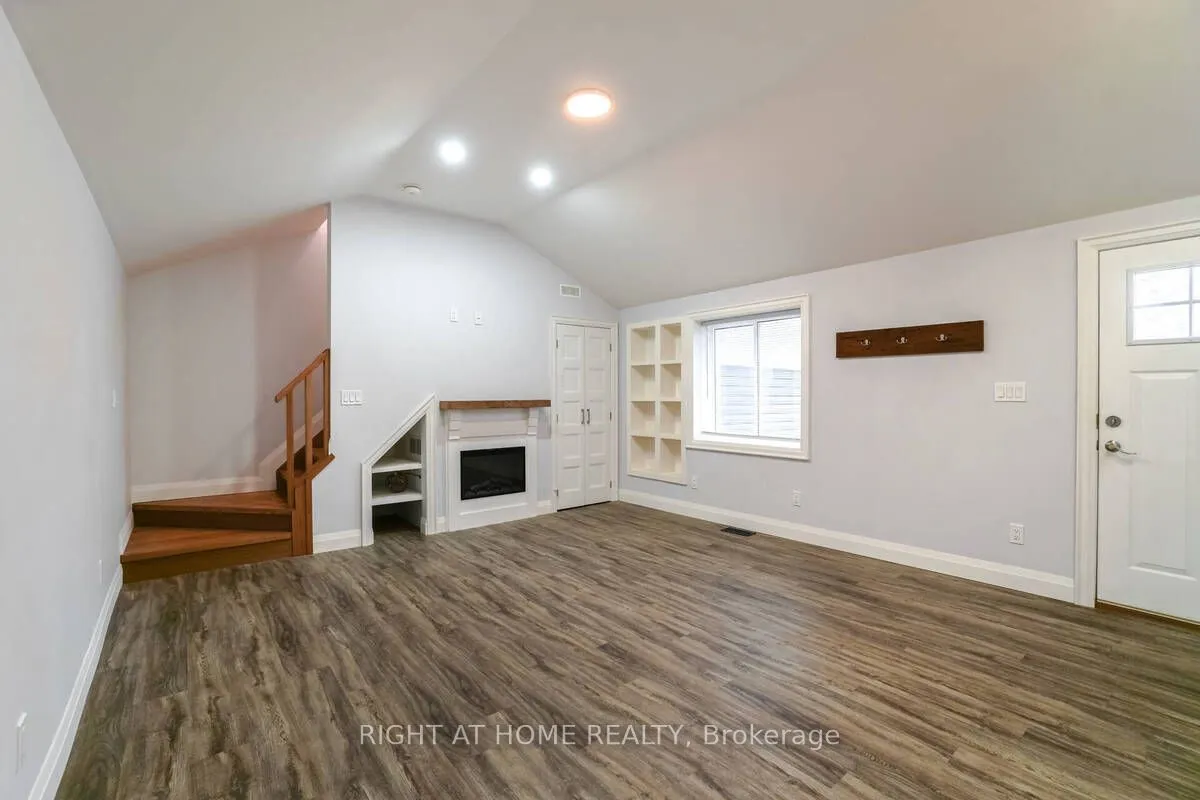865 Simcoe Street S
